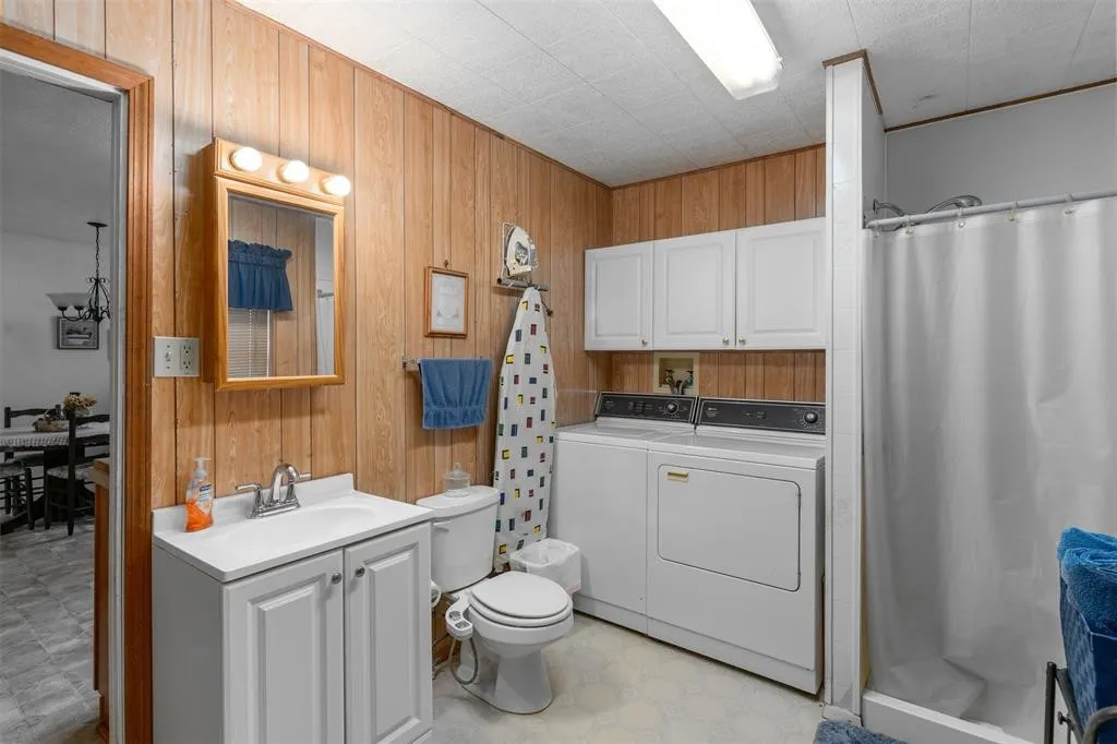 Single Family Residence For Sale in Fannin County , 6111 County Road 2610, Bonham, Texas 75418, 3 Bedroom, 2 Bathroom, Garage spaces, 1,096 Sqft, built in 1970, Price $599,990, mls#21264950, Real Estate Agent in Bonham, Homes For Sale in Fannin county, Homes For Sale in Bonham, Realtor in Bonham Texas, Real Estate Brokerage Independent Realty Texas, Luminita Cordes Realtor