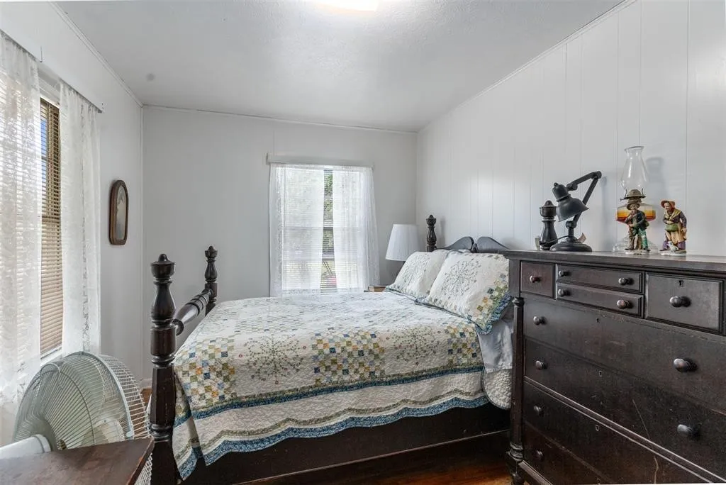 Single Family Residence For Sale in Fannin County , 6111 County Road 2610, Bonham, Texas 75418, 3 Bedroom, 2 Bathroom, Garage spaces, 1,096 Sqft, built in 1970, Price $599,990, mls#21264950, Real Estate Agent in Bonham, Homes For Sale in Fannin county, Homes For Sale in Bonham, Realtor in Bonham Texas, Real Estate Brokerage Independent Realty Texas, Luminita Cordes Realtor