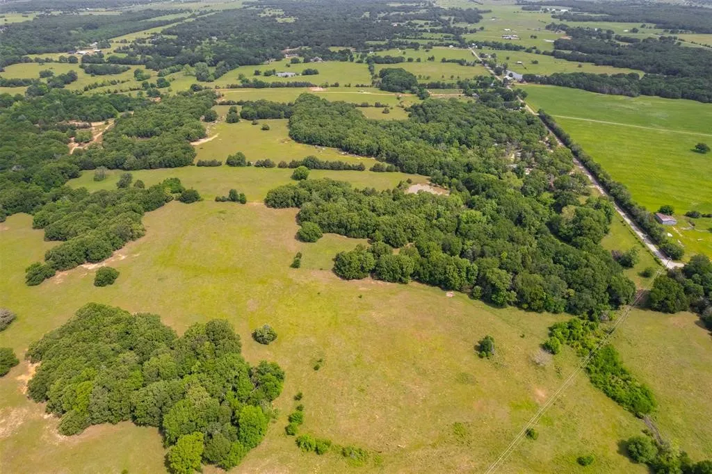 Single Family Residence For Sale in Fannin County , 6111 County Road 2610, Bonham, Texas 75418, 3 Bedroom, 2 Bathroom, Garage spaces, 1,096 Sqft, built in 1970, Price $599,990, mls#21264950, Real Estate Agent in Bonham, Homes For Sale in Fannin county, Homes For Sale in Bonham, Realtor in Bonham Texas, Real Estate Brokerage Independent Realty Texas, Luminita Cordes Realtor