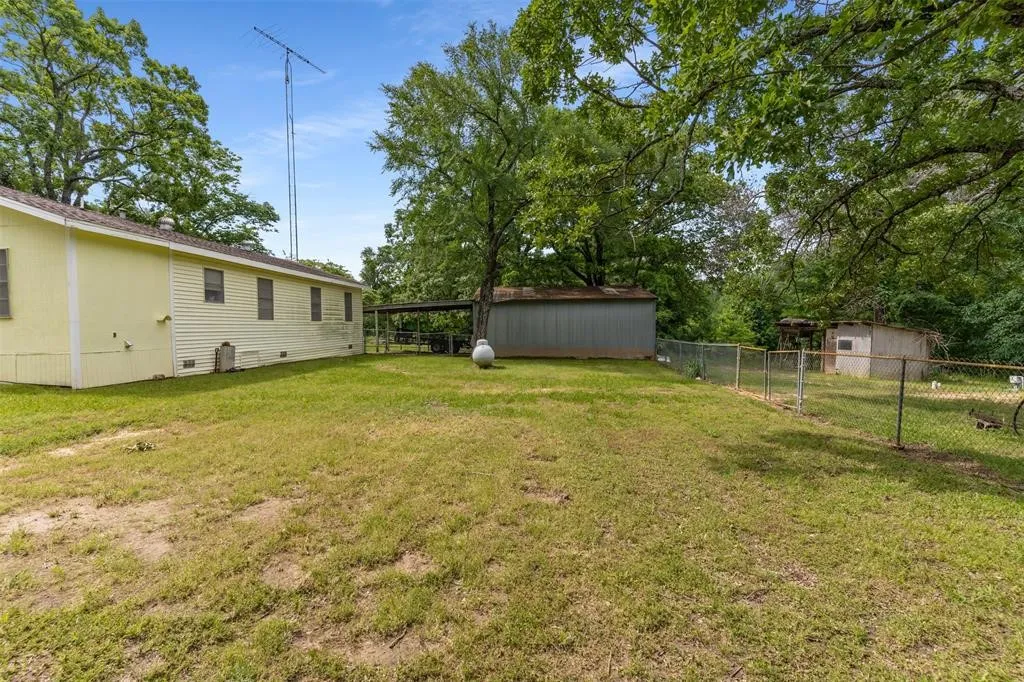 Single Family Residence For Sale in Fannin County , 6111 County Road 2610, Bonham, Texas 75418, 3 Bedroom, 2 Bathroom, Garage spaces, 1,096 Sqft, built in 1970, Price $599,990, mls#21264950, Real Estate Agent in Bonham, Homes For Sale in Fannin county, Homes For Sale in Bonham, Realtor in Bonham Texas, Real Estate Brokerage Independent Realty Texas, Luminita Cordes Realtor