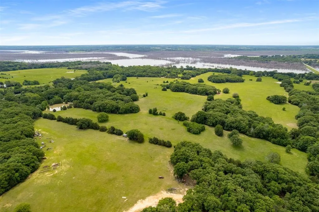 Single Family Residence For Sale in Fannin County , 6111 County Road 2610, Bonham, Texas 75418, 3 Bedroom, 2 Bathroom, Garage spaces, 1,096 Sqft, built in 1970, Price $599,990, mls#21264950, Real Estate Agent in Bonham, Homes For Sale in Fannin county, Homes For Sale in Bonham, Realtor in Bonham Texas, Real Estate Brokerage Independent Realty Texas, Luminita Cordes Realtor