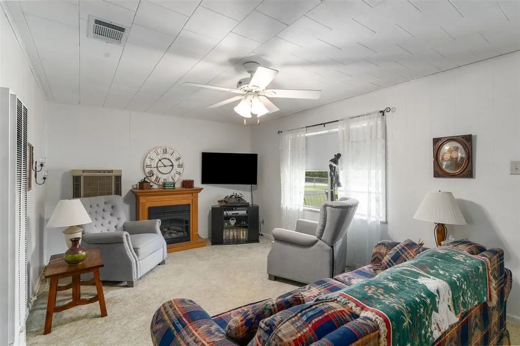 Single Family Residence For Sale in Fannin County , 6111 County Road 2610, Bonham, Texas 75418, 3 Bedroom, 2 Bathroom, Garage spaces, 1,096 Sqft, built in 1970, Price $599,990, mls#21264950, Real Estate Agent in Bonham, Homes For Sale in Fannin county, Homes For Sale in Bonham, Realtor in Bonham Texas, Real Estate Brokerage Independent Realty Texas, Luminita Cordes Realtor
