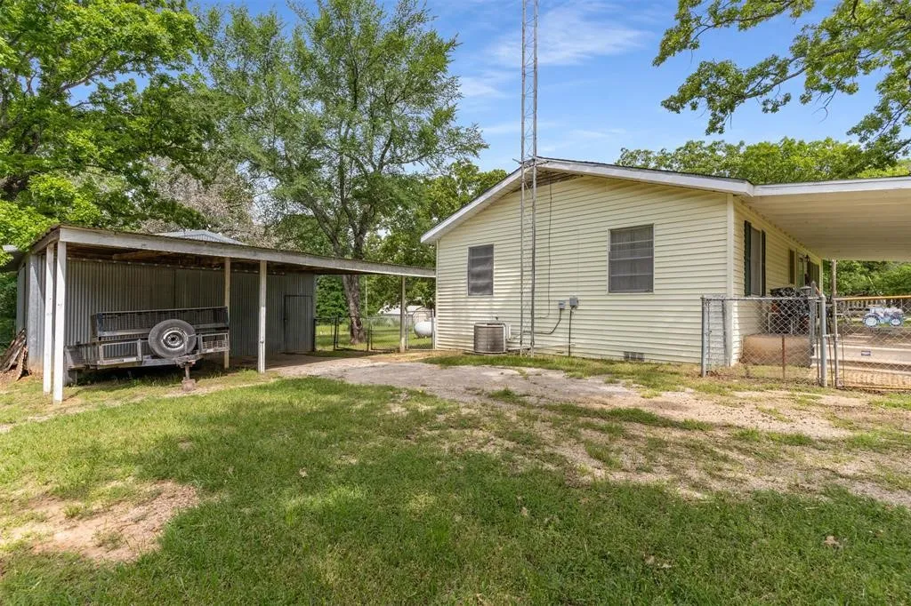 Single Family Residence For Sale in Fannin County , 6111 County Road 2610, Bonham, Texas 75418, 3 Bedroom, 2 Bathroom, Garage spaces, 1,096 Sqft, built in 1970, Price $599,990, mls#21264950, Real Estate Agent in Bonham, Homes For Sale in Fannin county, Homes For Sale in Bonham, Realtor in Bonham Texas, Real Estate Brokerage Independent Realty Texas, Luminita Cordes Realtor