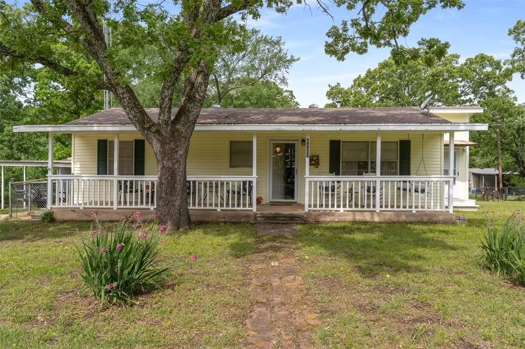 Single Family Residence For Sale in Fannin County , 6111 County Road 2610, Bonham, Texas 75418, 3 Bedroom, 2 Bathroom, Garage spaces, 1,096 Sqft, built in 1970, Price $599,990, mls#21264950, Real Estate Agent in Bonham, Homes For Sale in Fannin county, Homes For Sale in Bonham, Realtor in Bonham Texas, Real Estate Brokerage Independent Realty Texas, Luminita Cordes Realtor
