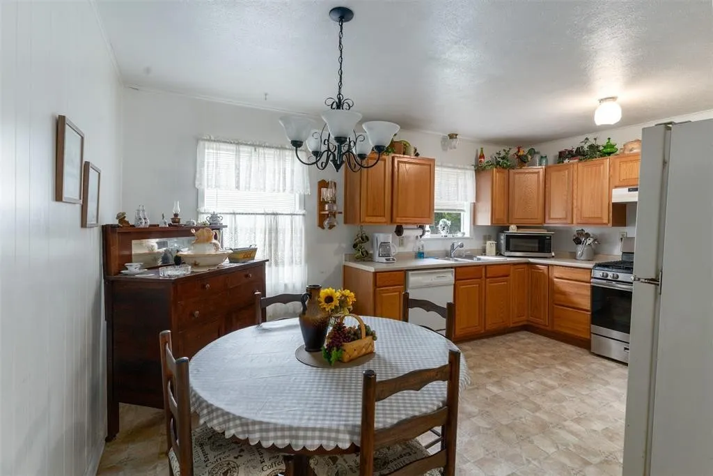 Single Family Residence For Sale in Fannin County , 6111 County Road 2610, Bonham, Texas 75418, 3 Bedroom, 2 Bathroom, Garage spaces, 1,096 Sqft, built in 1970, Price $599,990, mls#21264950, Real Estate Agent in Bonham, Homes For Sale in Fannin county, Homes For Sale in Bonham, Realtor in Bonham Texas, Real Estate Brokerage Independent Realty Texas, Luminita Cordes Realtor