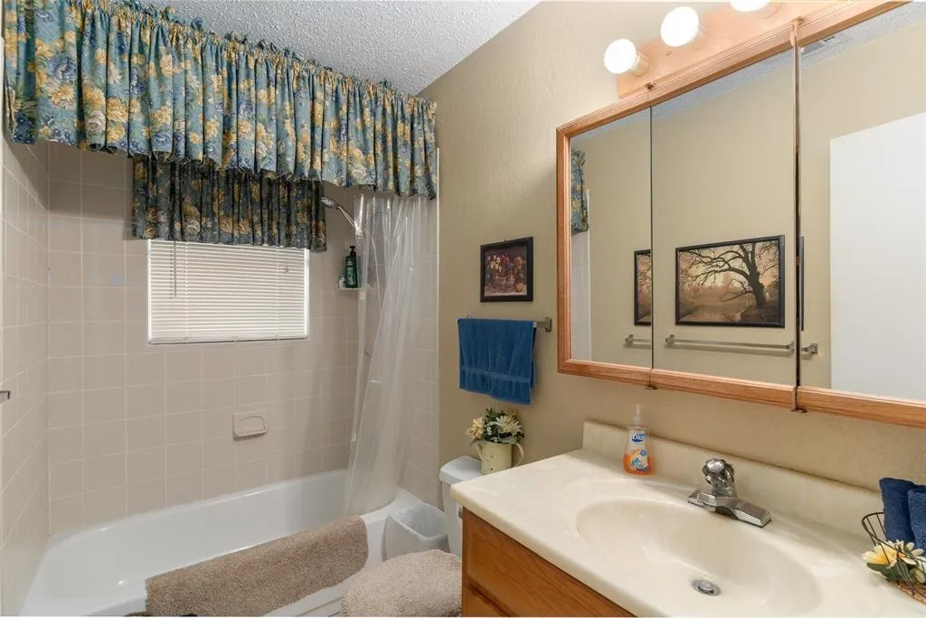 Single Family Residence For Sale in Fannin County , 6111 County Road 2610, Bonham, Texas 75418, 3 Bedroom, 2 Bathroom, Garage spaces, 1,096 Sqft, built in 1970, Price $599,990, mls#21264950, Real Estate Agent in Bonham, Homes For Sale in Fannin county, Homes For Sale in Bonham, Realtor in Bonham Texas, Real Estate Brokerage Independent Realty Texas, Luminita Cordes Realtor