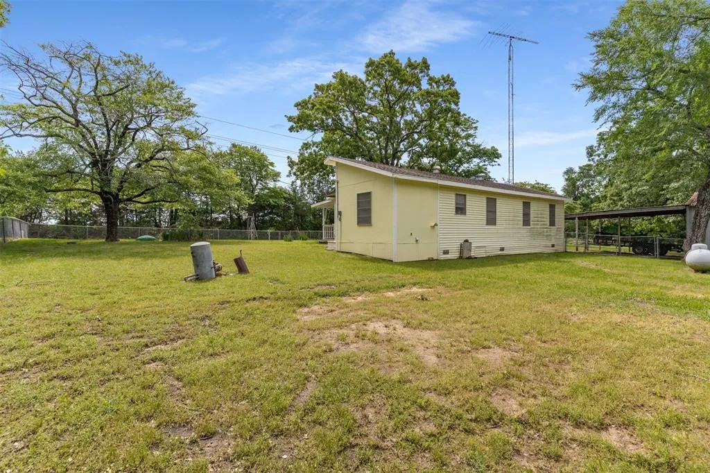Single Family Residence For Sale in Fannin County , 6111 County Road 2610, Bonham, Texas 75418, 3 Bedroom, 2 Bathroom, Garage spaces, 1,096 Sqft, built in 1970, Price $599,990, mls#21264950, Real Estate Agent in Bonham, Homes For Sale in Fannin county, Homes For Sale in Bonham, Realtor in Bonham Texas, Real Estate Brokerage Independent Realty Texas, Luminita Cordes Realtor