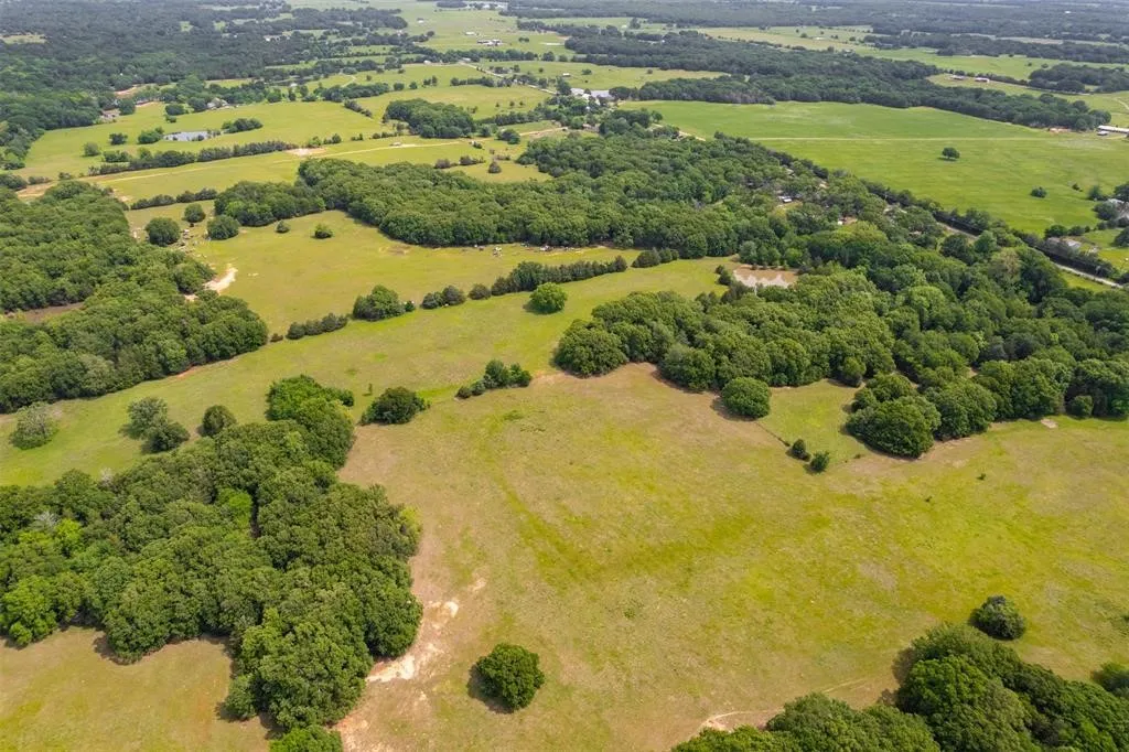 Single Family Residence For Sale in Fannin County , 6111 County Road 2610, Bonham, Texas 75418, 3 Bedroom, 2 Bathroom, Garage spaces, 1,096 Sqft, built in 1970, Price $599,990, mls#21264950, Real Estate Agent in Bonham, Homes For Sale in Fannin county, Homes For Sale in Bonham, Realtor in Bonham Texas, Real Estate Brokerage Independent Realty Texas, Luminita Cordes Realtor