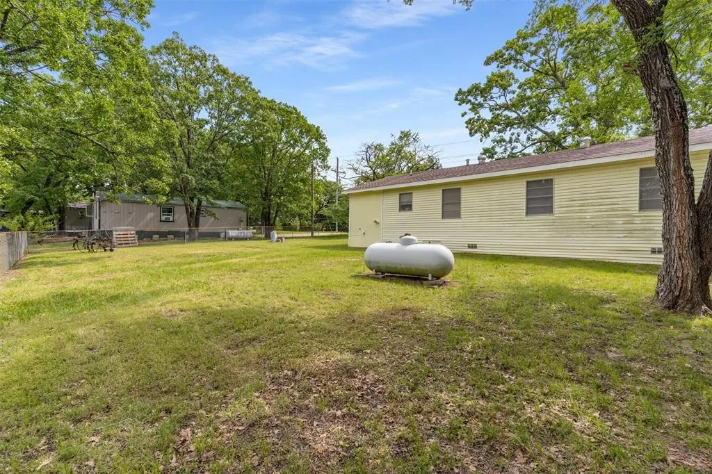 Single Family Residence For Sale in Fannin County , 6111 County Road 2610, Bonham, Texas 75418, 3 Bedroom, 2 Bathroom, Garage spaces, 1,096 Sqft, built in 1970, Price $599,990, mls#21264950, Real Estate Agent in Bonham, Homes For Sale in Fannin county, Homes For Sale in Bonham, Realtor in Bonham Texas, Real Estate Brokerage Independent Realty Texas, Luminita Cordes Realtor