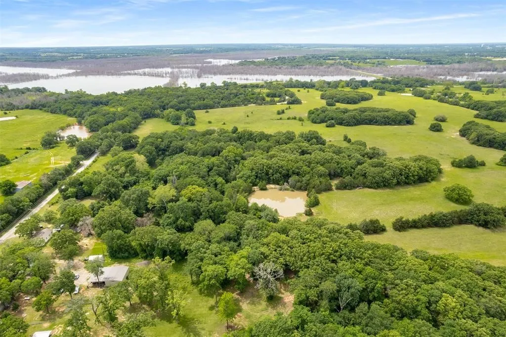 Single Family Residence For Sale in Fannin County , 6111 County Road 2610, Bonham, Texas 75418, 3 Bedroom, 2 Bathroom, Garage spaces, 1,096 Sqft, built in 1970, Price $599,990, mls#21264950, Real Estate Agent in Bonham, Homes For Sale in Fannin county, Homes For Sale in Bonham, Realtor in Bonham Texas, Real Estate Brokerage Independent Realty Texas, Luminita Cordes Realtor