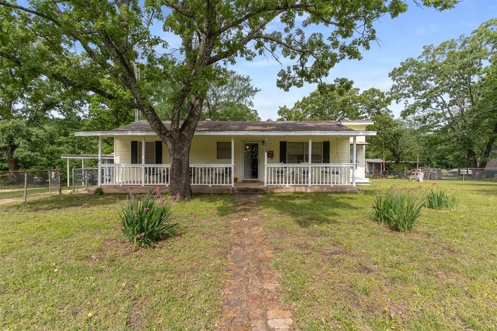 Single Family Residence For Sale in Fannin County , 6111 County Road 2610, Bonham, Texas 75418, 3 Bedroom, 2 Bathroom, Garage spaces, 1,096 Sqft, built in 1970, Price $599,990, mls#21264950, Real Estate Agent in Bonham, Homes For Sale in Fannin county, Homes For Sale in Bonham, Realtor in Bonham Texas, Real Estate Brokerage Independent Realty Texas, Luminita Cordes Realtor
