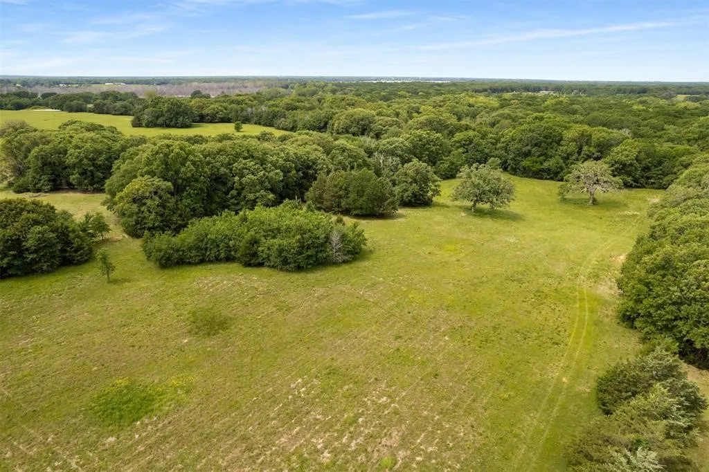 Single Family Residence For Sale in Fannin County , 6111 County Road 2610, Bonham, Texas 75418, 3 Bedroom, 2 Bathroom, Garage spaces, 1,096 Sqft, built in 1970, Price $599,990, mls#21264950, Real Estate Agent in Bonham, Homes For Sale in Fannin county, Homes For Sale in Bonham, Realtor in Bonham Texas, Real Estate Brokerage Independent Realty Texas, Luminita Cordes Realtor