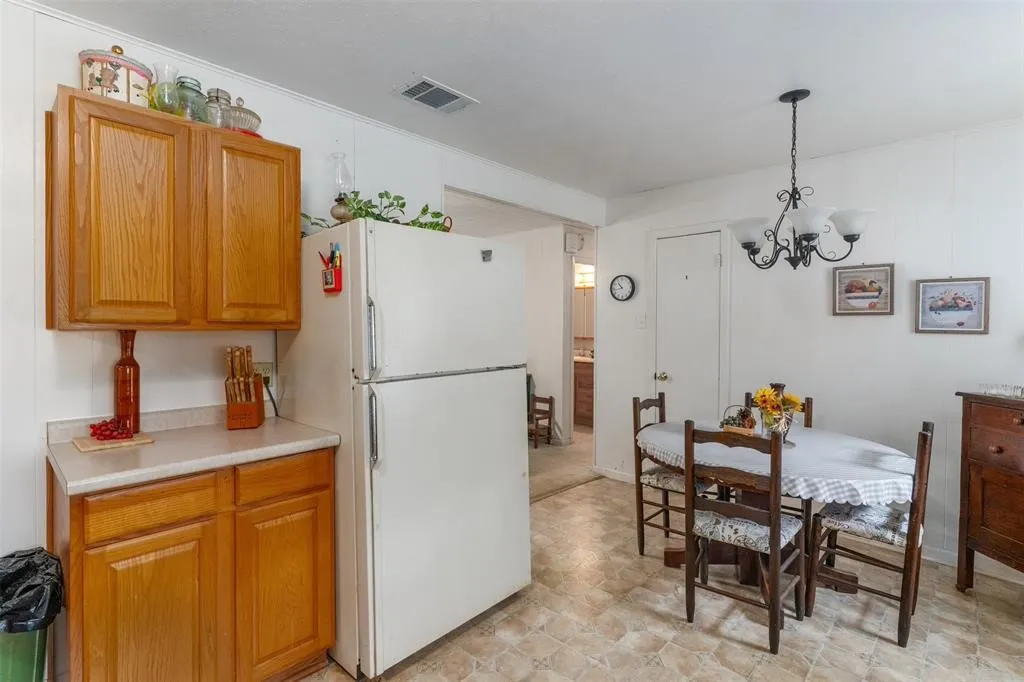 Single Family Residence For Sale in Fannin County , 6111 County Road 2610, Bonham, Texas 75418, 3 Bedroom, 2 Bathroom, Garage spaces, 1,096 Sqft, built in 1970, Price $599,990, mls#21264950, Real Estate Agent in Bonham, Homes For Sale in Fannin county, Homes For Sale in Bonham, Realtor in Bonham Texas, Real Estate Brokerage Independent Realty Texas, Luminita Cordes Realtor