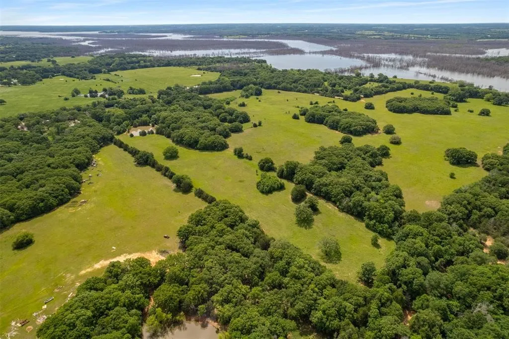 Single Family Residence For Sale in Fannin County , 6111 County Road 2610, Bonham, Texas 75418, 3 Bedroom, 2 Bathroom, Garage spaces, 1,096 Sqft, built in 1970, Price $599,990, mls#21264950, Real Estate Agent in Bonham, Homes For Sale in Fannin county, Homes For Sale in Bonham, Realtor in Bonham Texas, Real Estate Brokerage Independent Realty Texas, Luminita Cordes Realtor