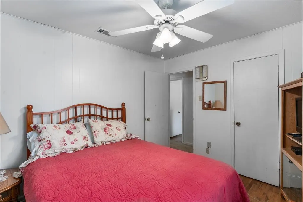 Single Family Residence For Sale in Fannin County , 6111 County Road 2610, Bonham, Texas 75418, 3 Bedroom, 2 Bathroom, Garage spaces, 1,096 Sqft, built in 1970, Price $599,990, mls#21264950, Real Estate Agent in Bonham, Homes For Sale in Fannin county, Homes For Sale in Bonham, Realtor in Bonham Texas, Real Estate Brokerage Independent Realty Texas, Luminita Cordes Realtor