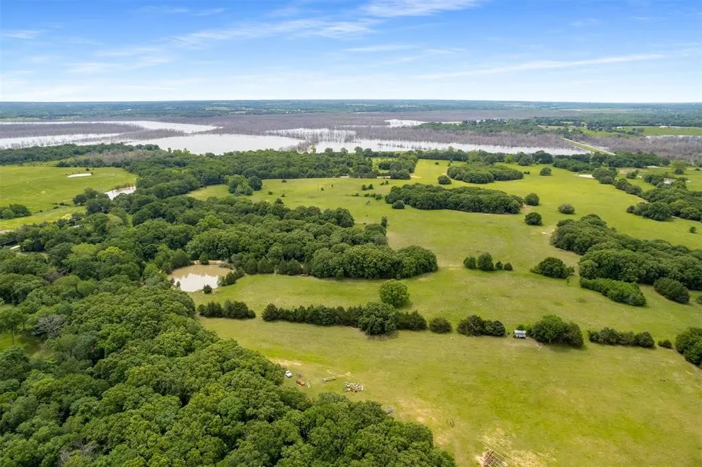 Single Family Residence For Sale in Fannin County , 6111 County Road 2610, Bonham, Texas 75418, 3 Bedroom, 2 Bathroom, Garage spaces, 1,096 Sqft, built in 1970, Price $599,990, mls#21264950, Real Estate Agent in Bonham, Homes For Sale in Fannin county, Homes For Sale in Bonham, Realtor in Bonham Texas, Real Estate Brokerage Independent Realty Texas, Luminita Cordes Realtor