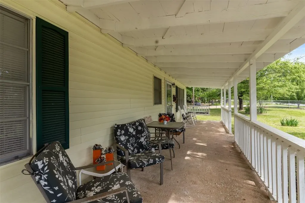 Single Family Residence For Sale in Fannin County , 6111 County Road 2610, Bonham, Texas 75418, 3 Bedroom, 2 Bathroom, Garage spaces, 1,096 Sqft, built in 1970, Price $599,990, mls#21264950, Real Estate Agent in Bonham, Homes For Sale in Fannin county, Homes For Sale in Bonham, Realtor in Bonham Texas, Real Estate Brokerage Independent Realty Texas, Luminita Cordes Realtor