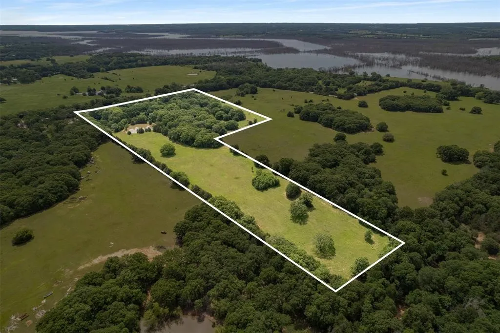 Single Family Residence For Sale in Fannin County , 6111 County Road 2610, Bonham, Texas 75418, 3 Bedroom, 2 Bathroom, Garage spaces, 1,096 Sqft, built in 1970, Price $599,990, mls#21264950, Real Estate Agent in Bonham, Homes For Sale in Fannin county, Homes For Sale in Bonham, Realtor in Bonham Texas, Real Estate Brokerage Independent Realty Texas, Luminita Cordes Realtor