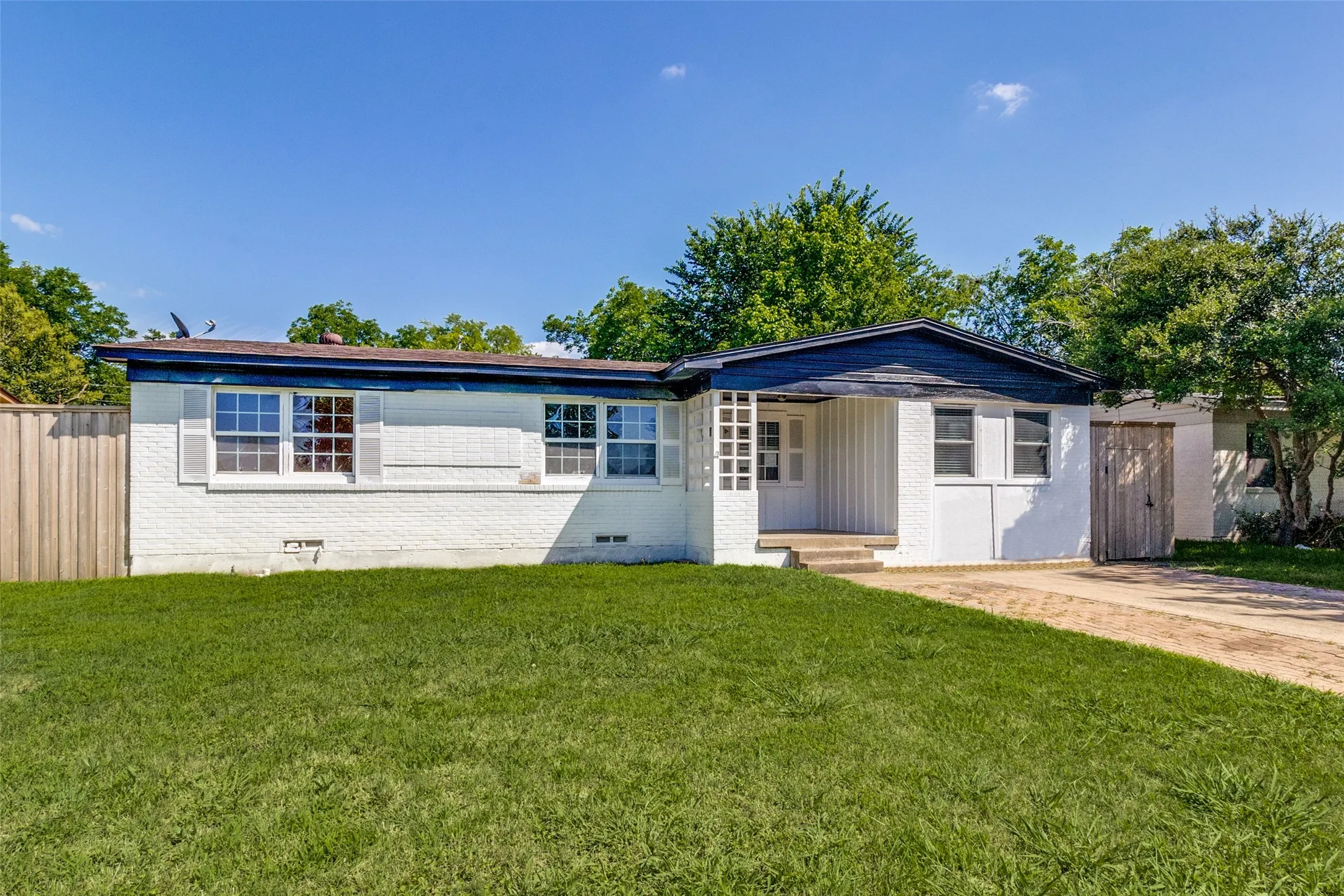 Single Family Residence For Sale in Dallas County , 10932 Dunaway Drive, Dallas, Texas 75228, 4 Bedroom, 2 Bathroom, Garage spaces, 1,495 Sqft, built in 1955, mls#21264994, Real Estate Agent in Dallas, Homes For Sale in Dallas county, Homes For Sale in Dallas, Realtor in Dallas Texas, Real Estate Brokerage Independent Realty Texas, Luminita Cordes Realtor