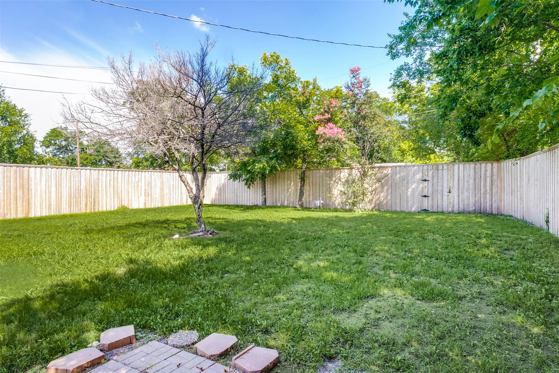 Single Family Residence For Sale in Dallas County , 10932 Dunaway Drive, Dallas, Texas 75228, 4 Bedroom, 2 Bathroom, Garage spaces, 1,495 Sqft, built in 1955, mls#21264994, Real Estate Agent in Dallas, Homes For Sale in Dallas county, Homes For Sale in Dallas, Realtor in Dallas Texas, Real Estate Brokerage Independent Realty Texas, Luminita Cordes Realtor