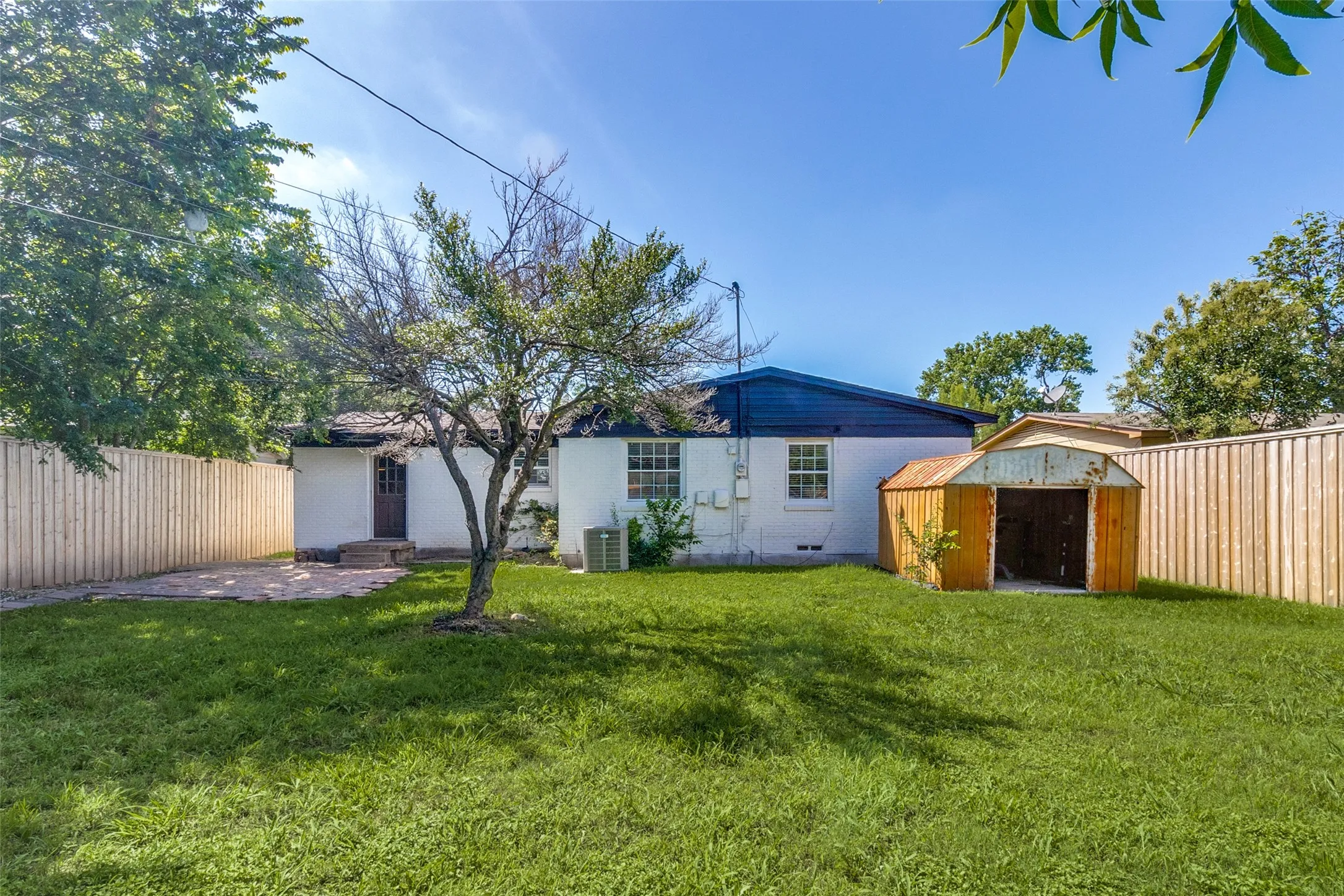Single Family Residence For Sale in Dallas County , 10932 Dunaway Drive, Dallas, Texas 75228, 4 Bedroom, 2 Bathroom, Garage spaces, 1,495 Sqft, built in 1955, mls#21264994, Real Estate Agent in Dallas, Homes For Sale in Dallas county, Homes For Sale in Dallas, Realtor in Dallas Texas, Real Estate Brokerage Independent Realty Texas, Luminita Cordes Realtor