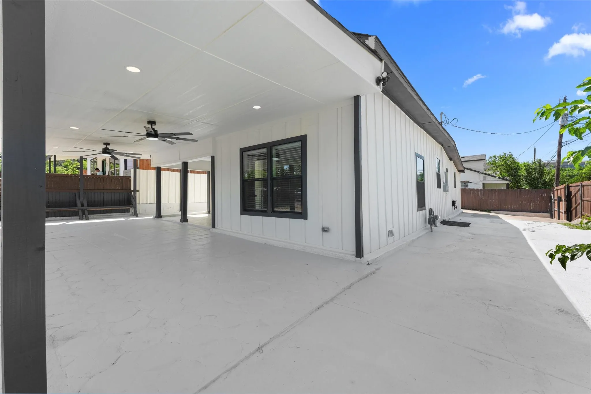 Single Family Residence For Sale in Dallas County , 300 Steinman Avenue, Dallas, Texas 75203, 3 Bedroom, 2 Bathroom, Garage spaces, 1,204 Sqft, built in 1945, mls#21258640, Real Estate Agent in Dallas, Homes For Sale in Dallas county, Homes For Sale in Dallas, Realtor in Dallas Texas, Real Estate Brokerage Independent Realty Texas, Luminita Cordes Realtor