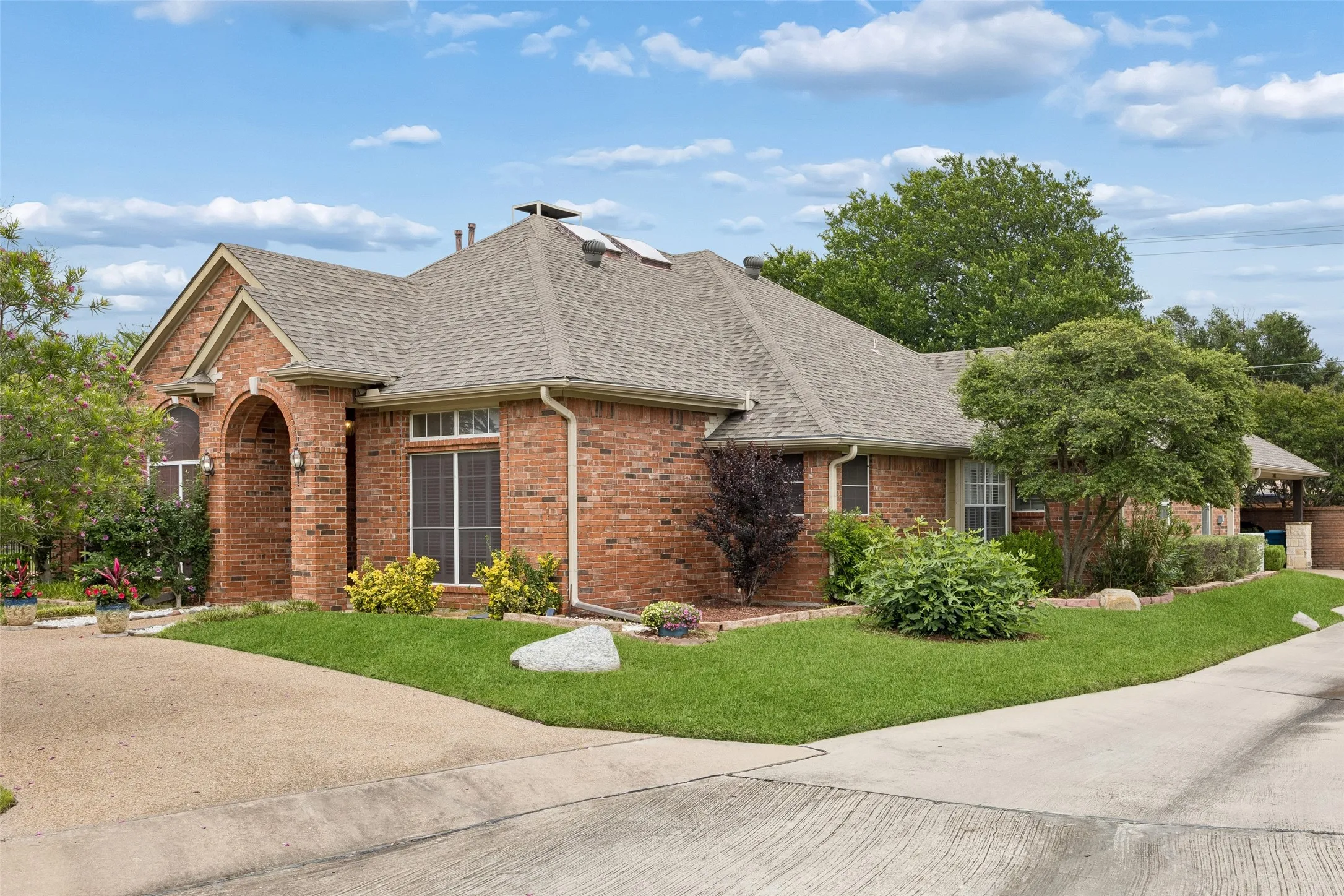 Single Family Residence For Sale in Dallas County , 3402 Juniper Court, Rowlett, Texas 75088, 4 Bedroom, 3 Bathroom, Garage spaces, 2,816 Sqft, built in 1996, mls#21263911, Real Estate Agent in Rowlett, Homes For Sale in Dallas county, Homes For Sale in Rowlett, Realtor in Rowlett Texas, Real Estate Brokerage Independent Realty Texas, Luminita Cordes Realtor