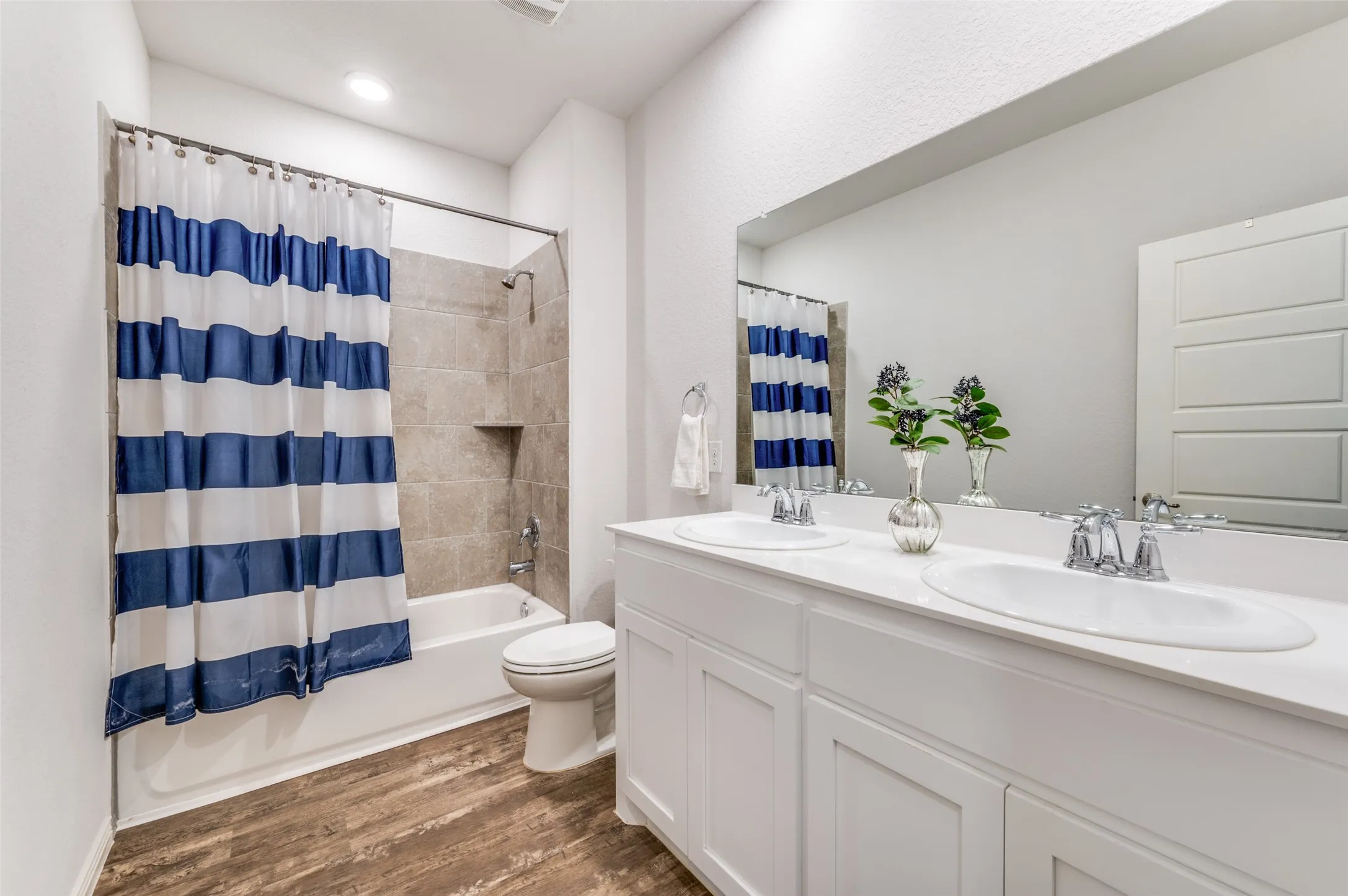 Single Family Residence For Rent in Denton County , 2281 Miramar Drive, Little Elm, Texas 75068, 4 Bedroom, 3 Bathroom, 2 Garage spaces, 2,246 Sqft, built in 2018, mls#21264704, Real Estate Agent in Little Elm, Homes For Rent in Denton county, Homes For Rent in Little Elm, Realtor in Little Elm Texas, Real Estate Brokerage Independent Realty Texas, Luminita Cordes Realtor