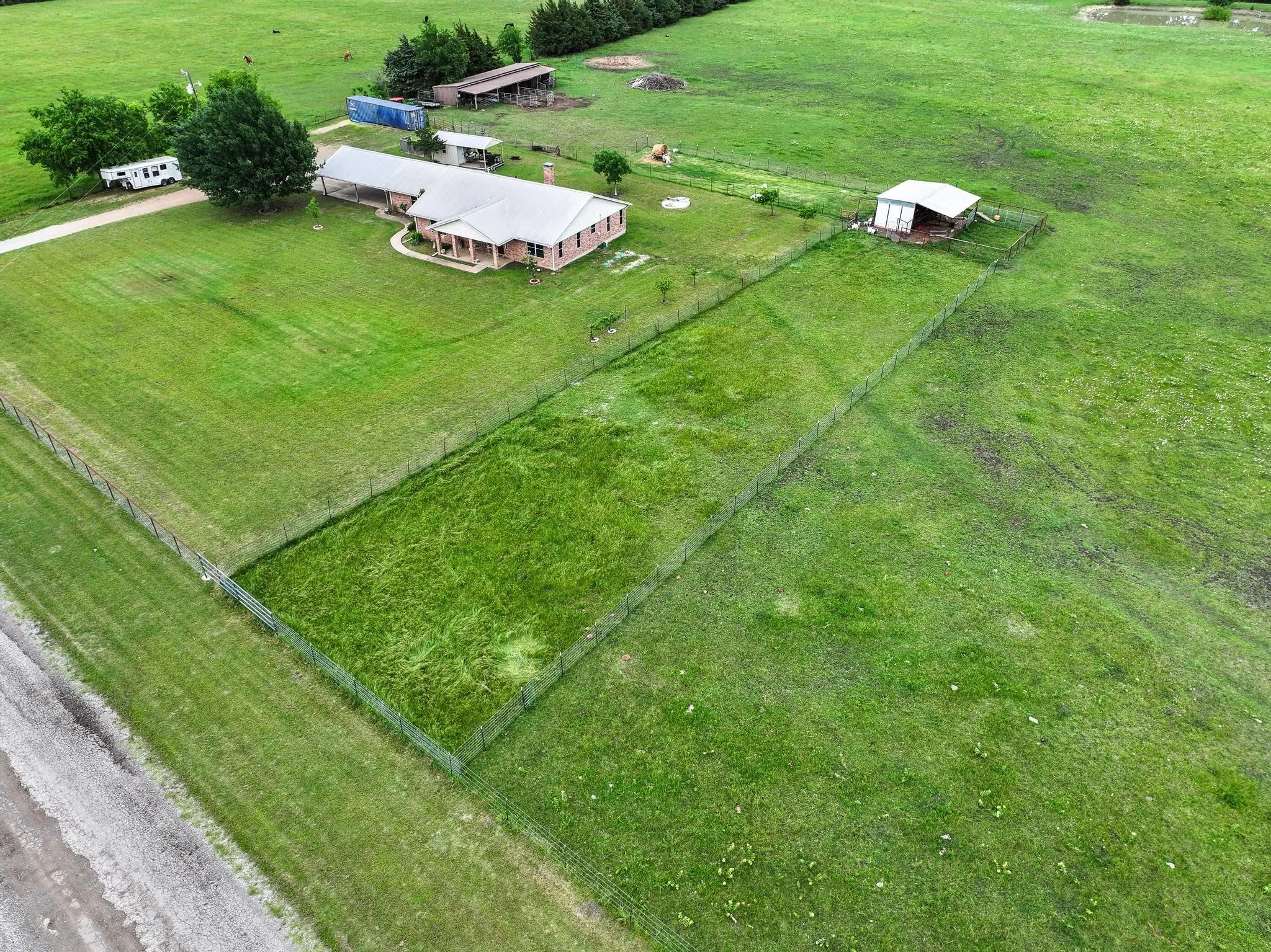 Single Family Residence For Sale in Fannin County , 1217 County Road 4705, Leonard, Texas 75452, 3 Bedroom, 2 Bathroom, Garage spaces, 2,370 Sqft, built in 1995, mls#21261189, Real Estate Agent in Leonard, Homes For Sale in Fannin county, Homes For Sale in Leonard, Realtor in Leonard Texas, Real Estate Brokerage Independent Realty Texas, Luminita Cordes Realtor