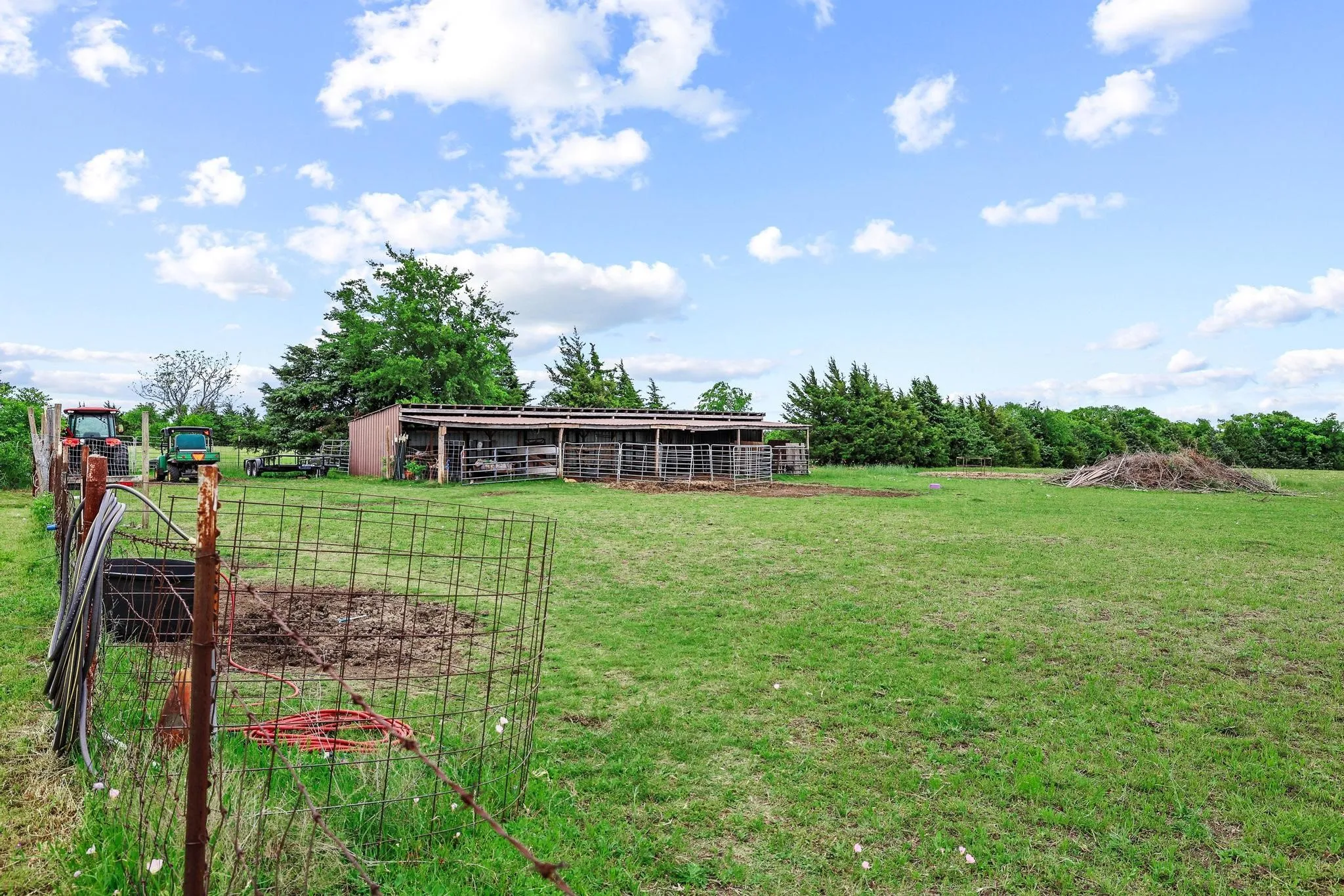 Single Family Residence For Sale in Fannin County , 1217 County Road 4705, Leonard, Texas 75452, 3 Bedroom, 2 Bathroom, Garage spaces, 2,370 Sqft, built in 1995, mls#21261189, Real Estate Agent in Leonard, Homes For Sale in Fannin county, Homes For Sale in Leonard, Realtor in Leonard Texas, Real Estate Brokerage Independent Realty Texas, Luminita Cordes Realtor