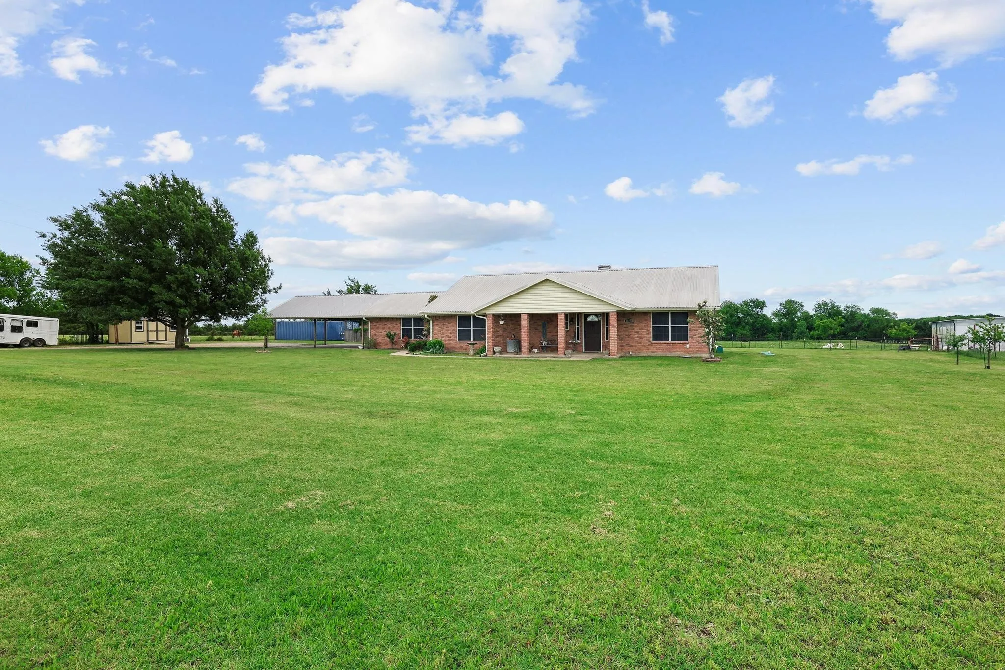 Single Family Residence For Sale in Fannin County , 1217 County Road 4705, Leonard, Texas 75452, 3 Bedroom, 2 Bathroom, Garage spaces, 2,370 Sqft, built in 1995, mls#21261189, Real Estate Agent in Leonard, Homes For Sale in Fannin county, Homes For Sale in Leonard, Realtor in Leonard Texas, Real Estate Brokerage Independent Realty Texas, Luminita Cordes Realtor