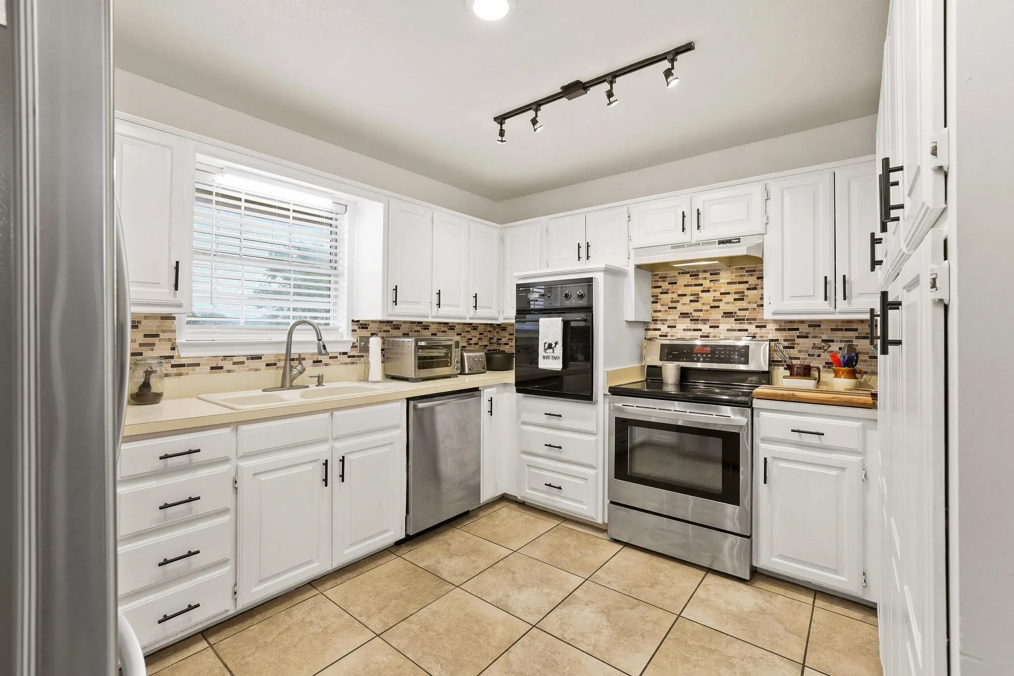 Single Family Residence For Sale in Fannin County , 1217 County Road 4705, Leonard, Texas 75452, 3 Bedroom, 2 Bathroom, Garage spaces, 2,370 Sqft, built in 1995, mls#21261189, Real Estate Agent in Leonard, Homes For Sale in Fannin county, Homes For Sale in Leonard, Realtor in Leonard Texas, Real Estate Brokerage Independent Realty Texas, Luminita Cordes Realtor