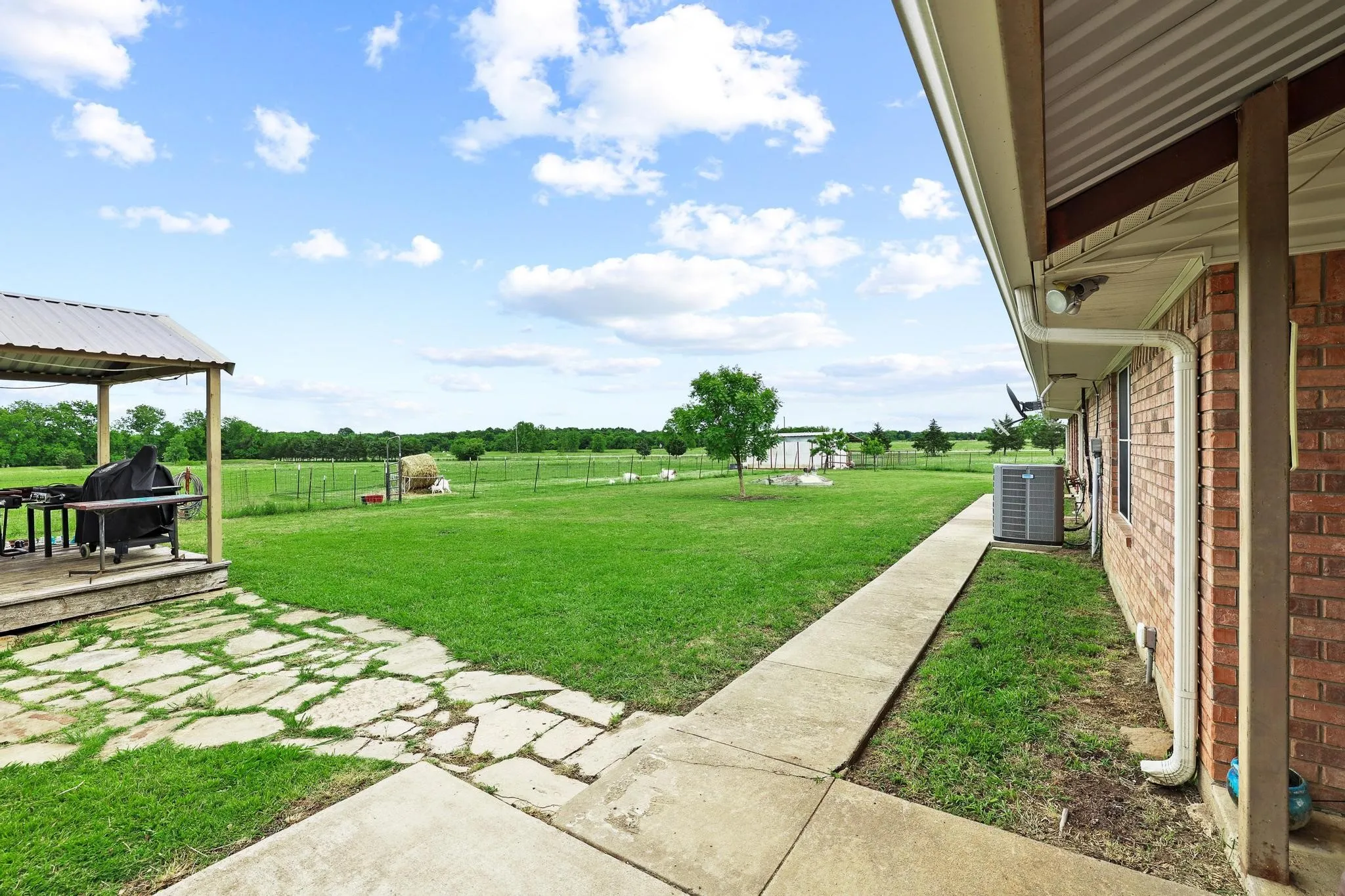 Single Family Residence For Sale in Fannin County , 1217 County Road 4705, Leonard, Texas 75452, 3 Bedroom, 2 Bathroom, Garage spaces, 2,370 Sqft, built in 1995, mls#21261189, Real Estate Agent in Leonard, Homes For Sale in Fannin county, Homes For Sale in Leonard, Realtor in Leonard Texas, Real Estate Brokerage Independent Realty Texas, Luminita Cordes Realtor