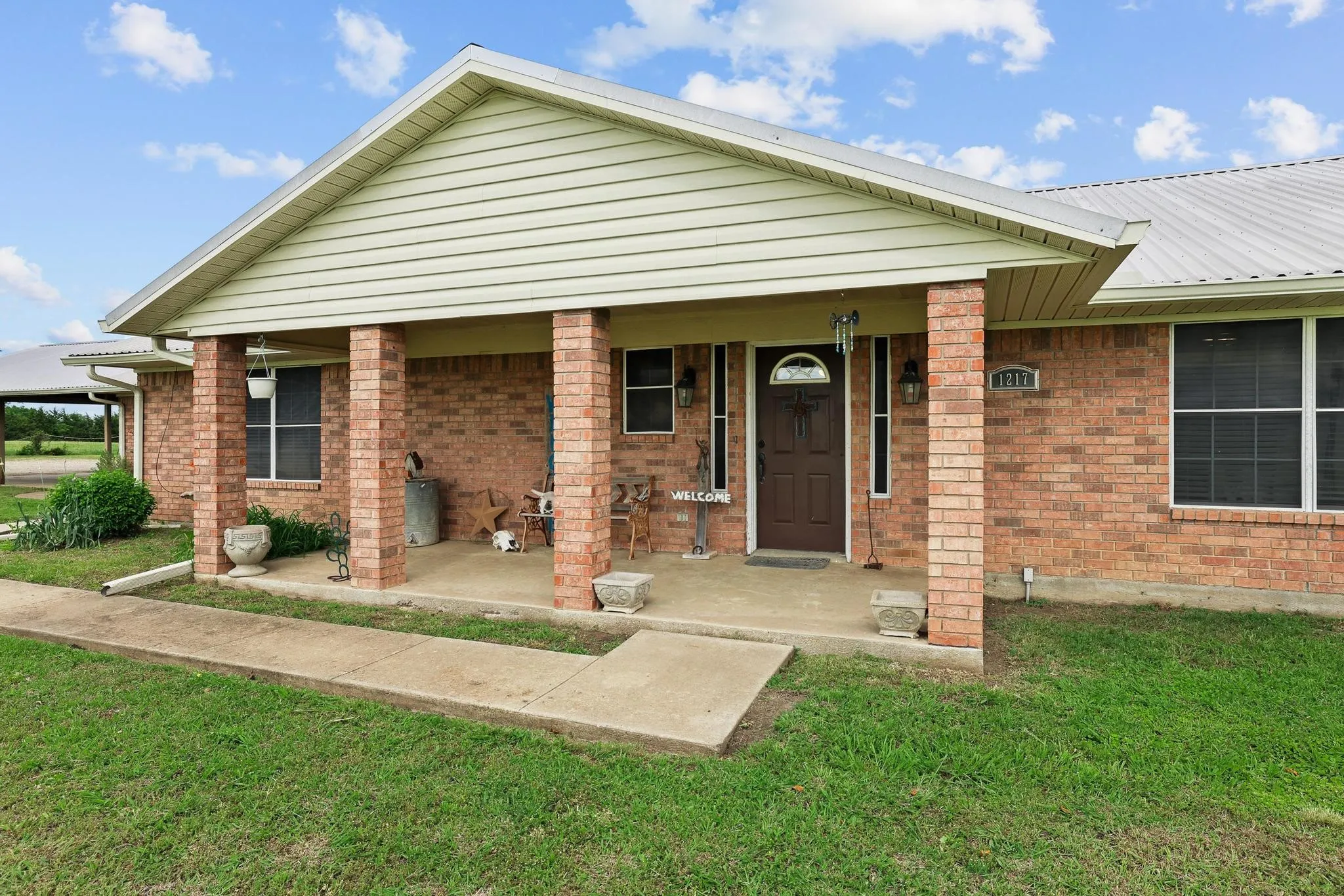 Single Family Residence For Sale in Fannin County , 1217 County Road 4705, Leonard, Texas 75452, 3 Bedroom, 2 Bathroom, Garage spaces, 2,370 Sqft, built in 1995, mls#21261189, Real Estate Agent in Leonard, Homes For Sale in Fannin county, Homes For Sale in Leonard, Realtor in Leonard Texas, Real Estate Brokerage Independent Realty Texas, Luminita Cordes Realtor
