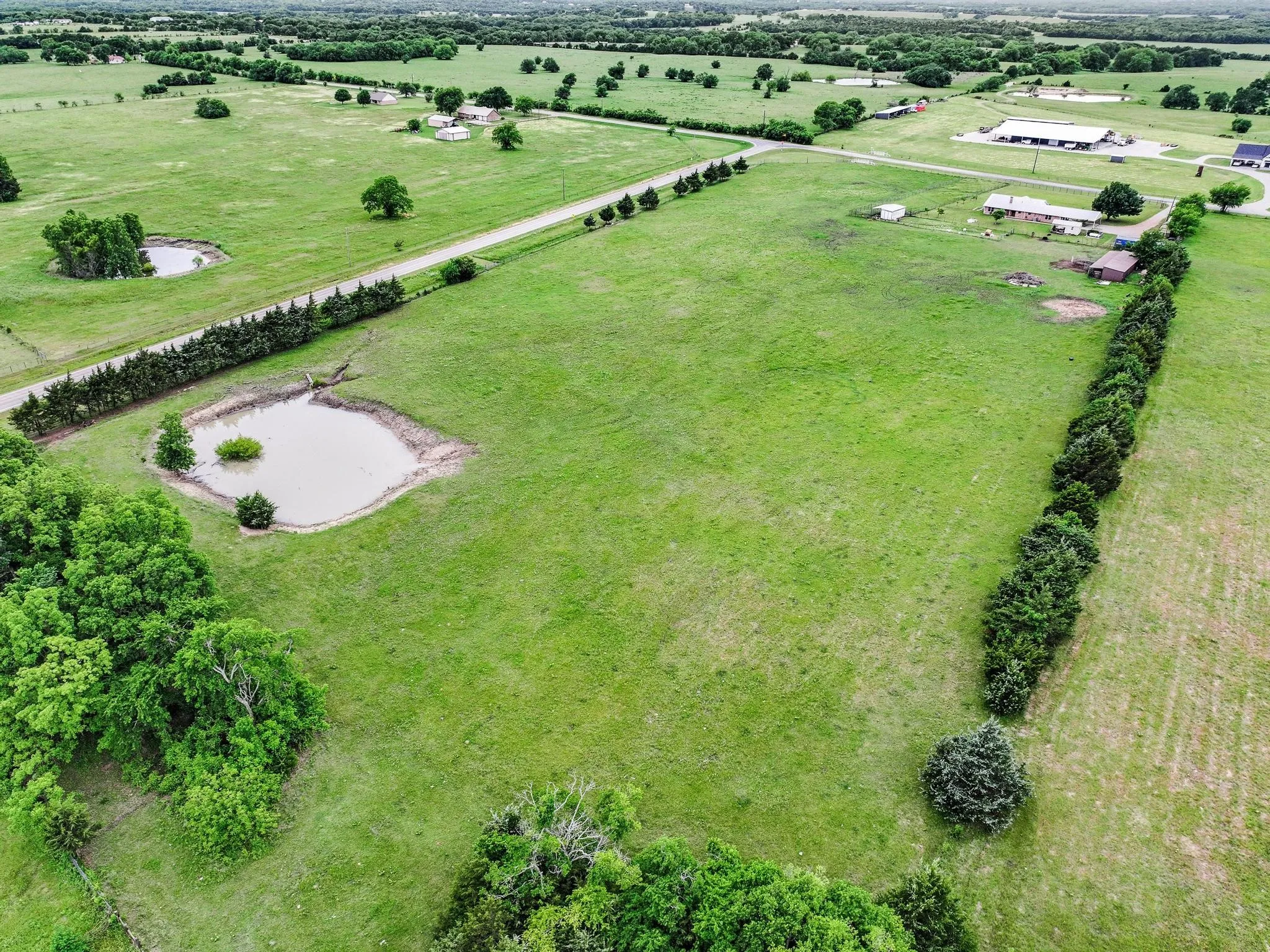 Single Family Residence For Sale in Fannin County , 1217 County Road 4705, Leonard, Texas 75452, 3 Bedroom, 2 Bathroom, Garage spaces, 2,370 Sqft, built in 1995, mls#21261189, Real Estate Agent in Leonard, Homes For Sale in Fannin county, Homes For Sale in Leonard, Realtor in Leonard Texas, Real Estate Brokerage Independent Realty Texas, Luminita Cordes Realtor