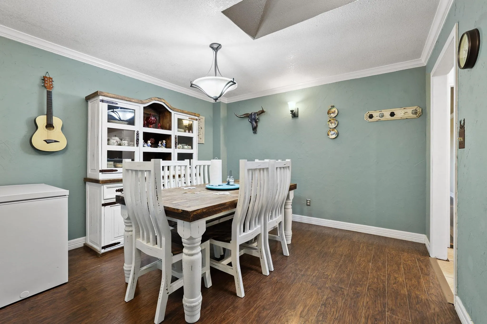 Single Family Residence For Sale in Fannin County , 1217 County Road 4705, Leonard, Texas 75452, 3 Bedroom, 2 Bathroom, Garage spaces, 2,370 Sqft, built in 1995, mls#21261189, Real Estate Agent in Leonard, Homes For Sale in Fannin county, Homes For Sale in Leonard, Realtor in Leonard Texas, Real Estate Brokerage Independent Realty Texas, Luminita Cordes Realtor