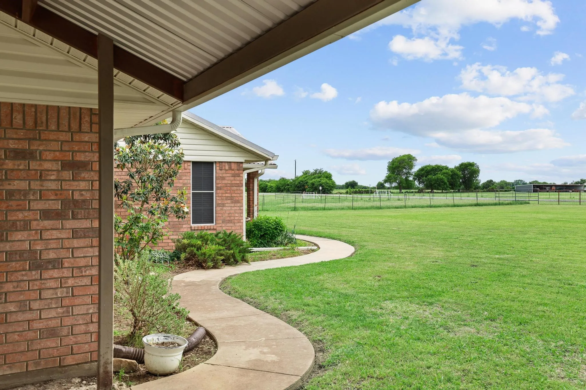Single Family Residence For Sale in Fannin County , 1217 County Road 4705, Leonard, Texas 75452, 3 Bedroom, 2 Bathroom, Garage spaces, 2,370 Sqft, built in 1995, mls#21261189, Real Estate Agent in Leonard, Homes For Sale in Fannin county, Homes For Sale in Leonard, Realtor in Leonard Texas, Real Estate Brokerage Independent Realty Texas, Luminita Cordes Realtor