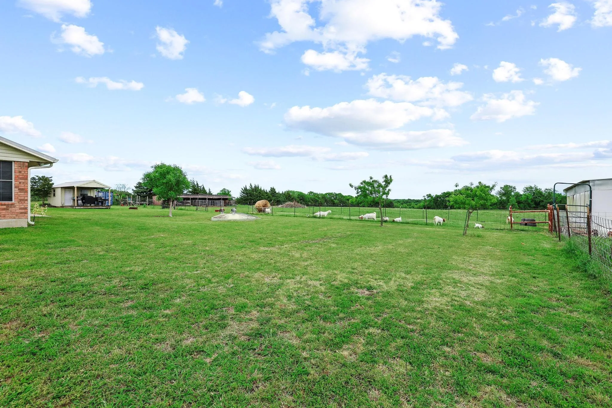 Single Family Residence For Sale in Fannin County , 1217 County Road 4705, Leonard, Texas 75452, 3 Bedroom, 2 Bathroom, Garage spaces, 2,370 Sqft, built in 1995, mls#21261189, Real Estate Agent in Leonard, Homes For Sale in Fannin county, Homes For Sale in Leonard, Realtor in Leonard Texas, Real Estate Brokerage Independent Realty Texas, Luminita Cordes Realtor