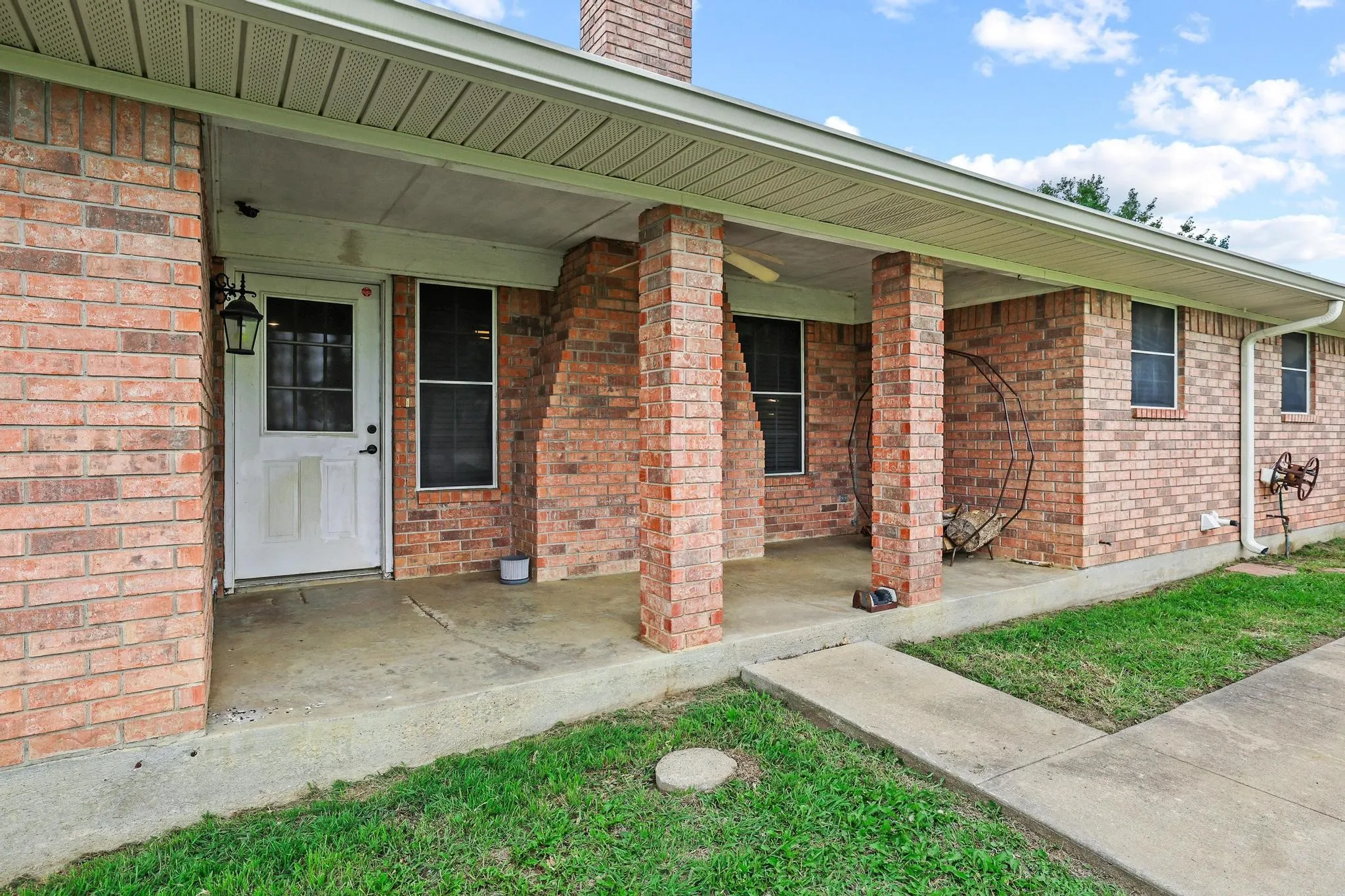 Single Family Residence For Sale in Fannin County , 1217 County Road 4705, Leonard, Texas 75452, 3 Bedroom, 2 Bathroom, Garage spaces, 2,370 Sqft, built in 1995, mls#21261189, Real Estate Agent in Leonard, Homes For Sale in Fannin county, Homes For Sale in Leonard, Realtor in Leonard Texas, Real Estate Brokerage Independent Realty Texas, Luminita Cordes Realtor