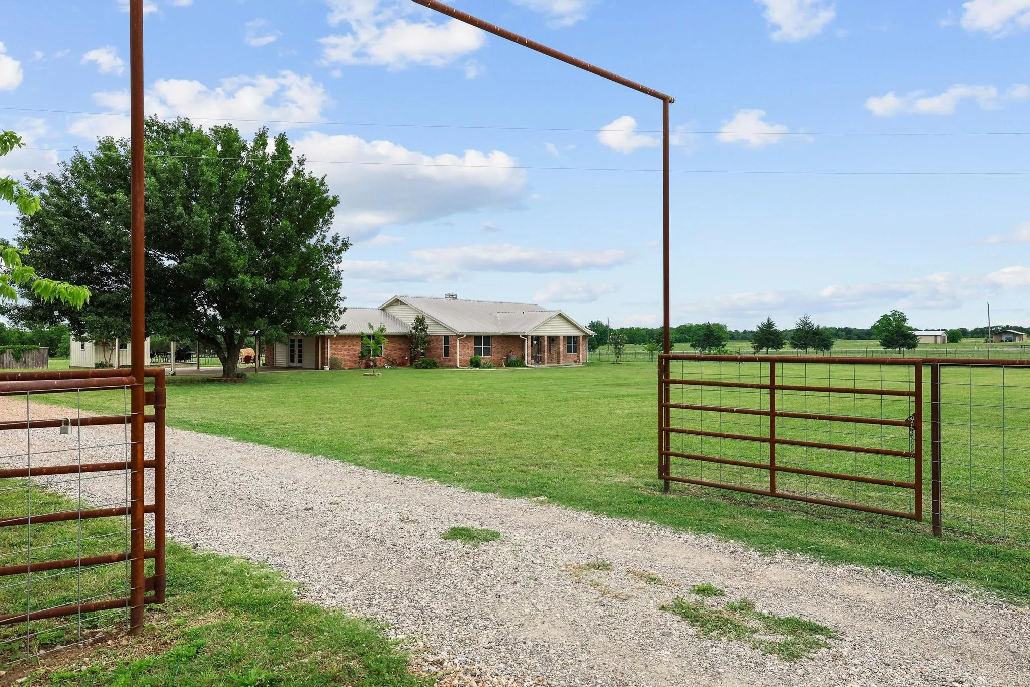 Single Family Residence For Sale in Fannin County , 1217 County Road 4705, Leonard, Texas 75452, 3 Bedroom, 2 Bathroom, Garage spaces, 2,370 Sqft, built in 1995, mls#21261189, Real Estate Agent in Leonard, Homes For Sale in Fannin county, Homes For Sale in Leonard, Realtor in Leonard Texas, Real Estate Brokerage Independent Realty Texas, Luminita Cordes Realtor