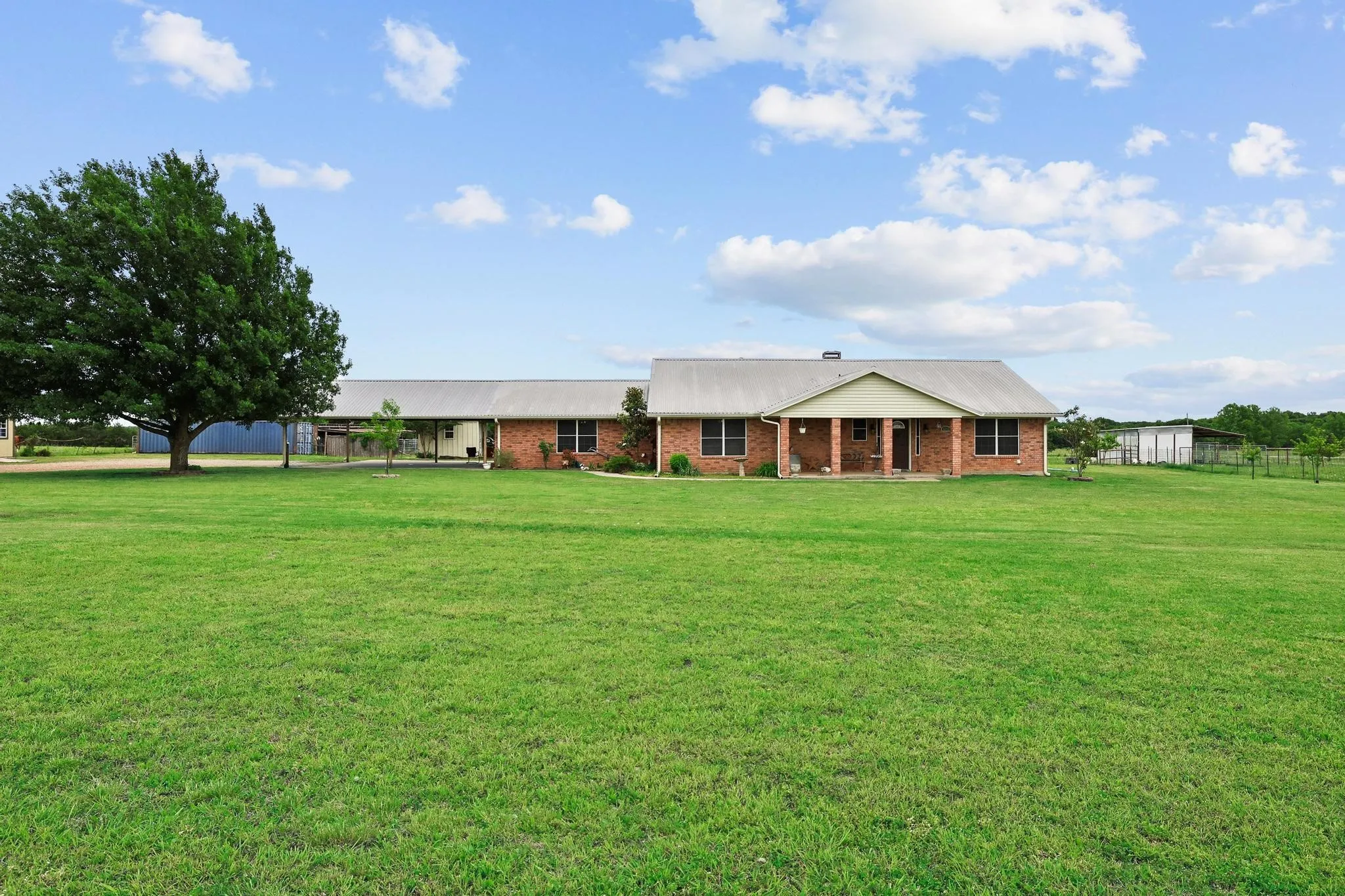 Single Family Residence For Sale in Fannin County , 1217 County Road 4705, Leonard, Texas 75452, 3 Bedroom, 2 Bathroom, Garage spaces, 2,370 Sqft, built in 1995, mls#21261189, Real Estate Agent in Leonard, Homes For Sale in Fannin county, Homes For Sale in Leonard, Realtor in Leonard Texas, Real Estate Brokerage Independent Realty Texas, Luminita Cordes Realtor
