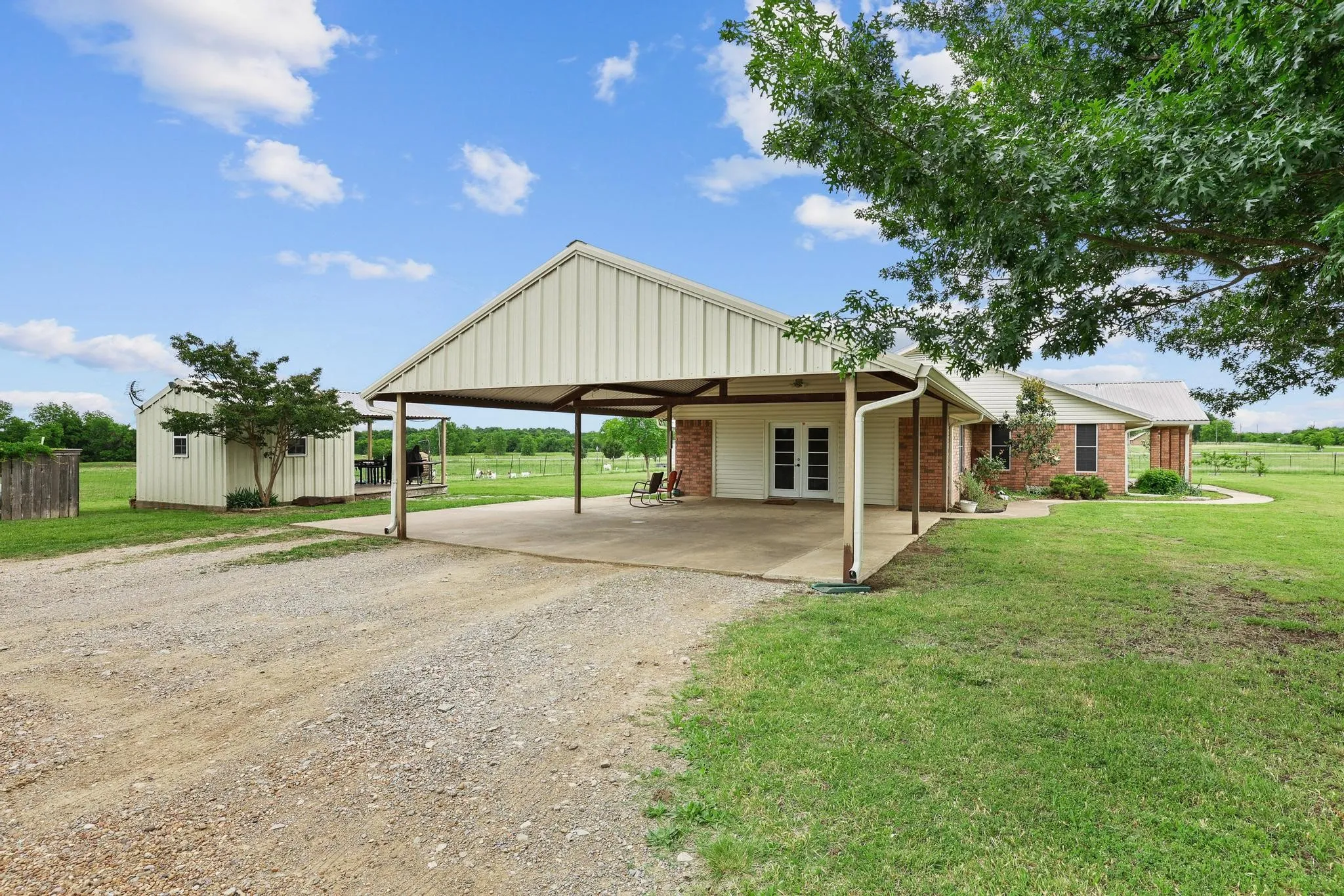 Single Family Residence For Sale in Fannin County , 1217 County Road 4705, Leonard, Texas 75452, 3 Bedroom, 2 Bathroom, Garage spaces, 2,370 Sqft, built in 1995, mls#21261189, Real Estate Agent in Leonard, Homes For Sale in Fannin county, Homes For Sale in Leonard, Realtor in Leonard Texas, Real Estate Brokerage Independent Realty Texas, Luminita Cordes Realtor