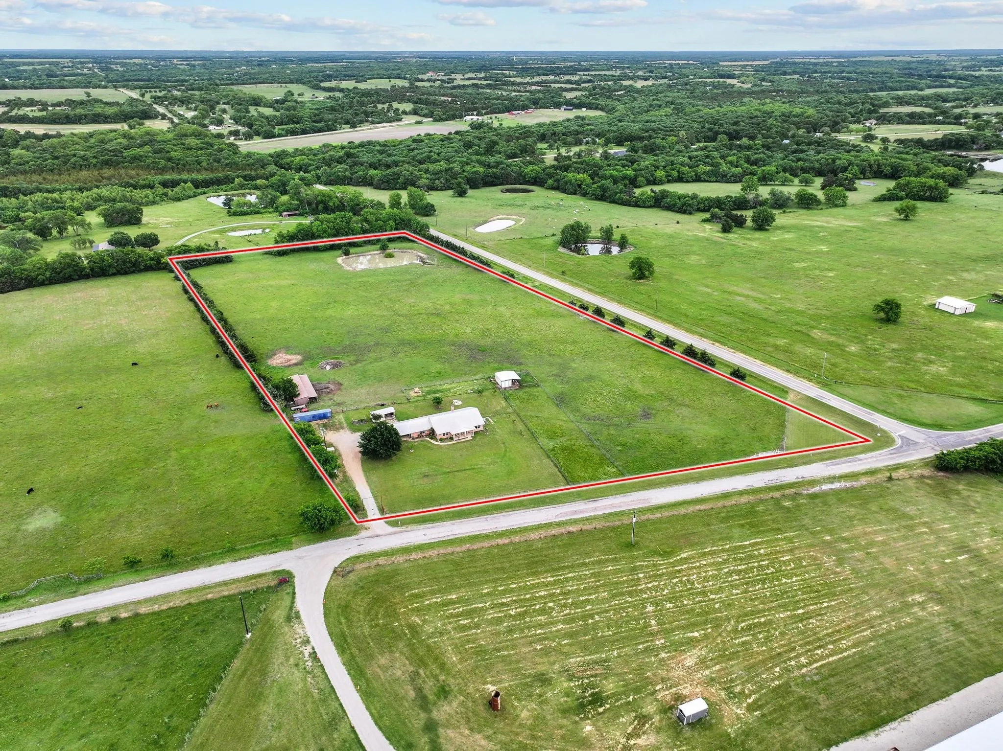 Single Family Residence For Sale in Fannin County , 1217 County Road 4705, Leonard, Texas 75452, 3 Bedroom, 2 Bathroom, Garage spaces, 2,370 Sqft, built in 1995, mls#21261189, Real Estate Agent in Leonard, Homes For Sale in Fannin county, Homes For Sale in Leonard, Realtor in Leonard Texas, Real Estate Brokerage Independent Realty Texas, Luminita Cordes Realtor