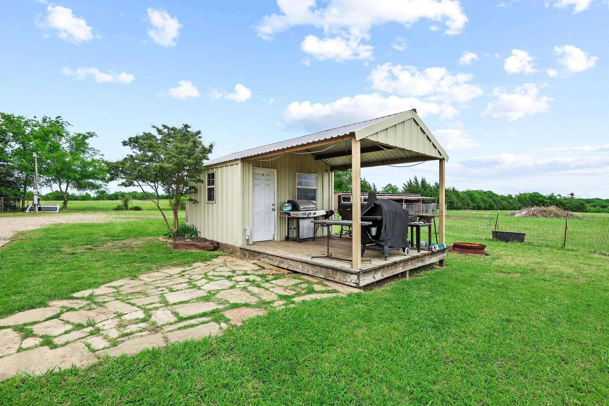Single Family Residence For Sale in Fannin County , 1217 County Road 4705, Leonard, Texas 75452, 3 Bedroom, 2 Bathroom, Garage spaces, 2,370 Sqft, built in 1995, mls#21261189, Real Estate Agent in Leonard, Homes For Sale in Fannin county, Homes For Sale in Leonard, Realtor in Leonard Texas, Real Estate Brokerage Independent Realty Texas, Luminita Cordes Realtor