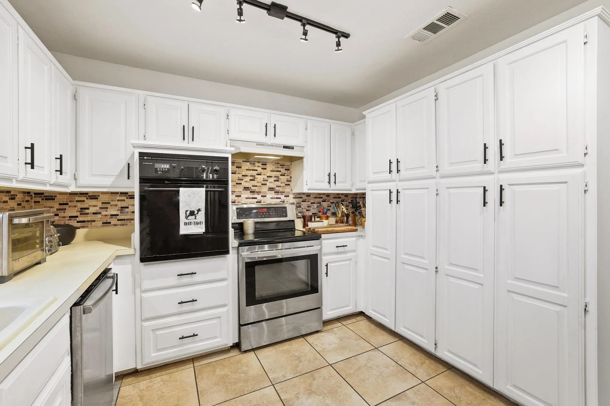 Single Family Residence For Sale in Fannin County , 1217 County Road 4705, Leonard, Texas 75452, 3 Bedroom, 2 Bathroom, Garage spaces, 2,370 Sqft, built in 1995, mls#21261189, Real Estate Agent in Leonard, Homes For Sale in Fannin county, Homes For Sale in Leonard, Realtor in Leonard Texas, Real Estate Brokerage Independent Realty Texas, Luminita Cordes Realtor