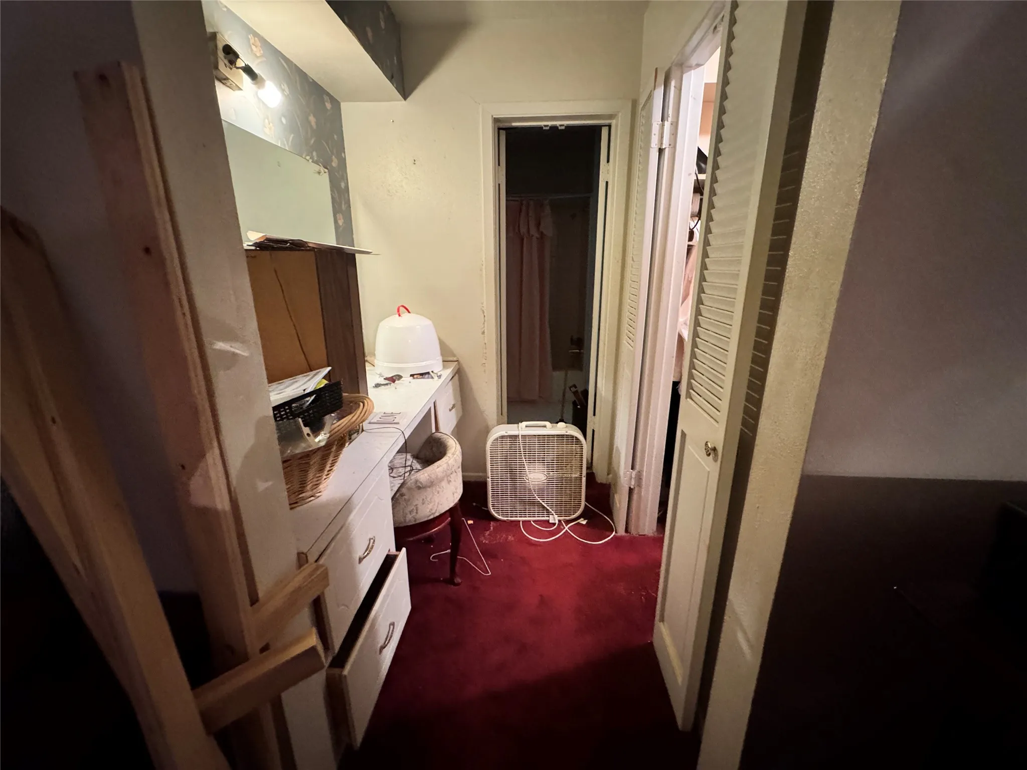 Vanity and access to walk in closet