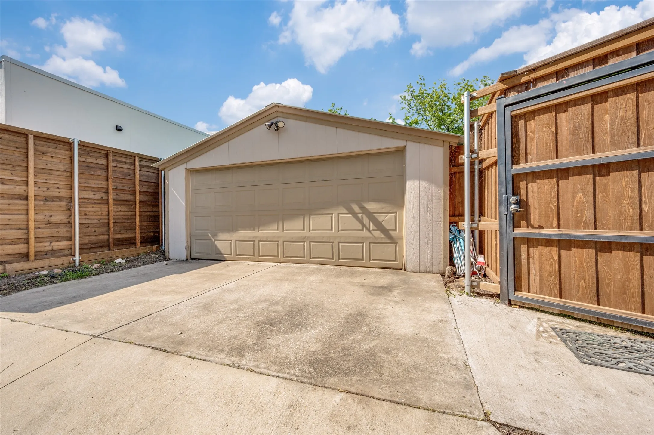 Single Family Residence For Rent in Dallas County , 3728 Park Lane, Dallas, Texas 75220, 3 Bedroom, 3 Bathroom, 2 Garage spaces, 1,689 Sqft, built in 1950, mls#21251729, Real Estate Agent in Dallas, Homes For Rent in Dallas county, Homes For Rent in Dallas, Realtor in Dallas Texas, Real Estate Brokerage Independent Realty Texas, Luminita Cordes Realtor