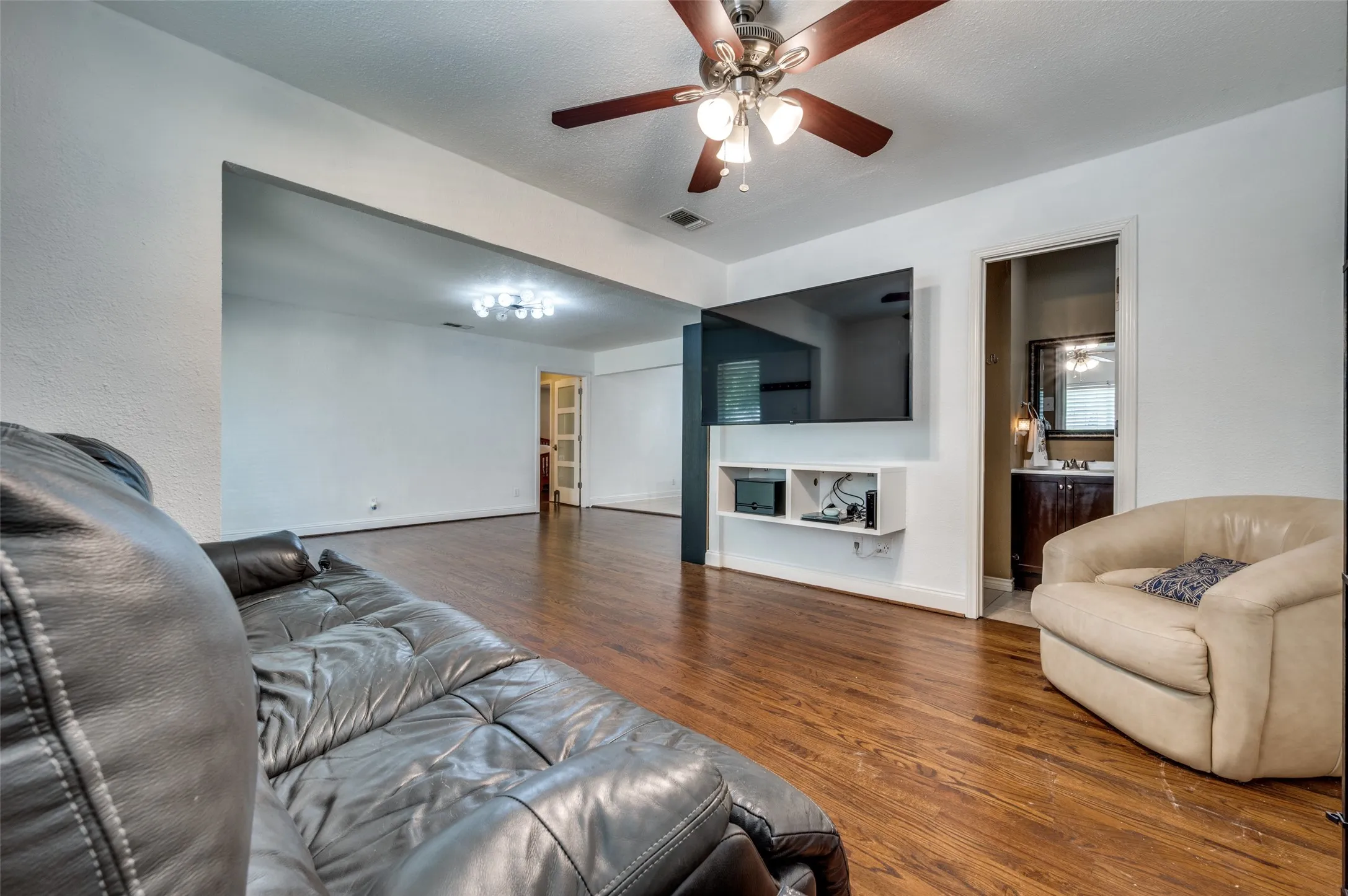 Single Family Residence For Rent in Dallas County , 3728 Park Lane, Dallas, Texas 75220, 3 Bedroom, 3 Bathroom, 2 Garage spaces, 1,689 Sqft, built in 1950, mls#21251729, Real Estate Agent in Dallas, Homes For Rent in Dallas county, Homes For Rent in Dallas, Realtor in Dallas Texas, Real Estate Brokerage Independent Realty Texas, Luminita Cordes Realtor