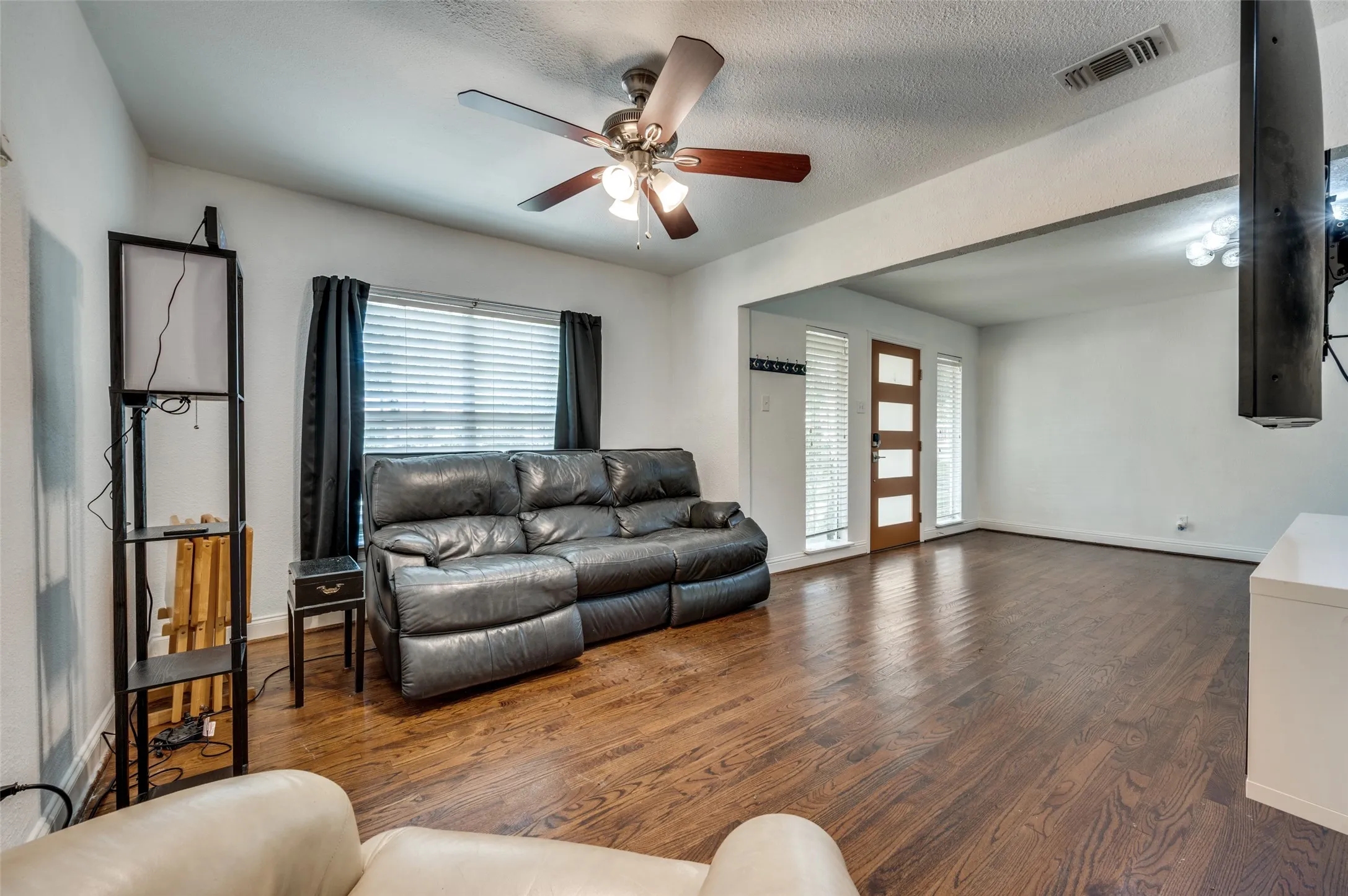 Single Family Residence For Rent in Dallas County , 3728 Park Lane, Dallas, Texas 75220, 3 Bedroom, 3 Bathroom, 2 Garage spaces, 1,689 Sqft, built in 1950, mls#21251729, Real Estate Agent in Dallas, Homes For Rent in Dallas county, Homes For Rent in Dallas, Realtor in Dallas Texas, Real Estate Brokerage Independent Realty Texas, Luminita Cordes Realtor