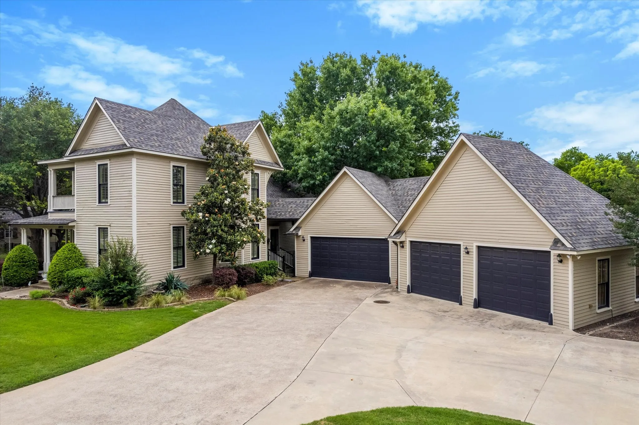 Single Family Residence For Sale in Ellis County , 1025 W Main Street, Waxahachie, Texas 75165, 7 Bedroom, 7 Bathroom, 4 Garage spaces, 5,010 Sqft, built in 1902, mls#21260498, Real Estate Agent in Waxahachie, Homes For Sale in Ellis county, Homes For Sale in Waxahachie, Realtor in Waxahachie Texas, Real Estate Brokerage Independent Realty Texas, Luminita Cordes Realtor